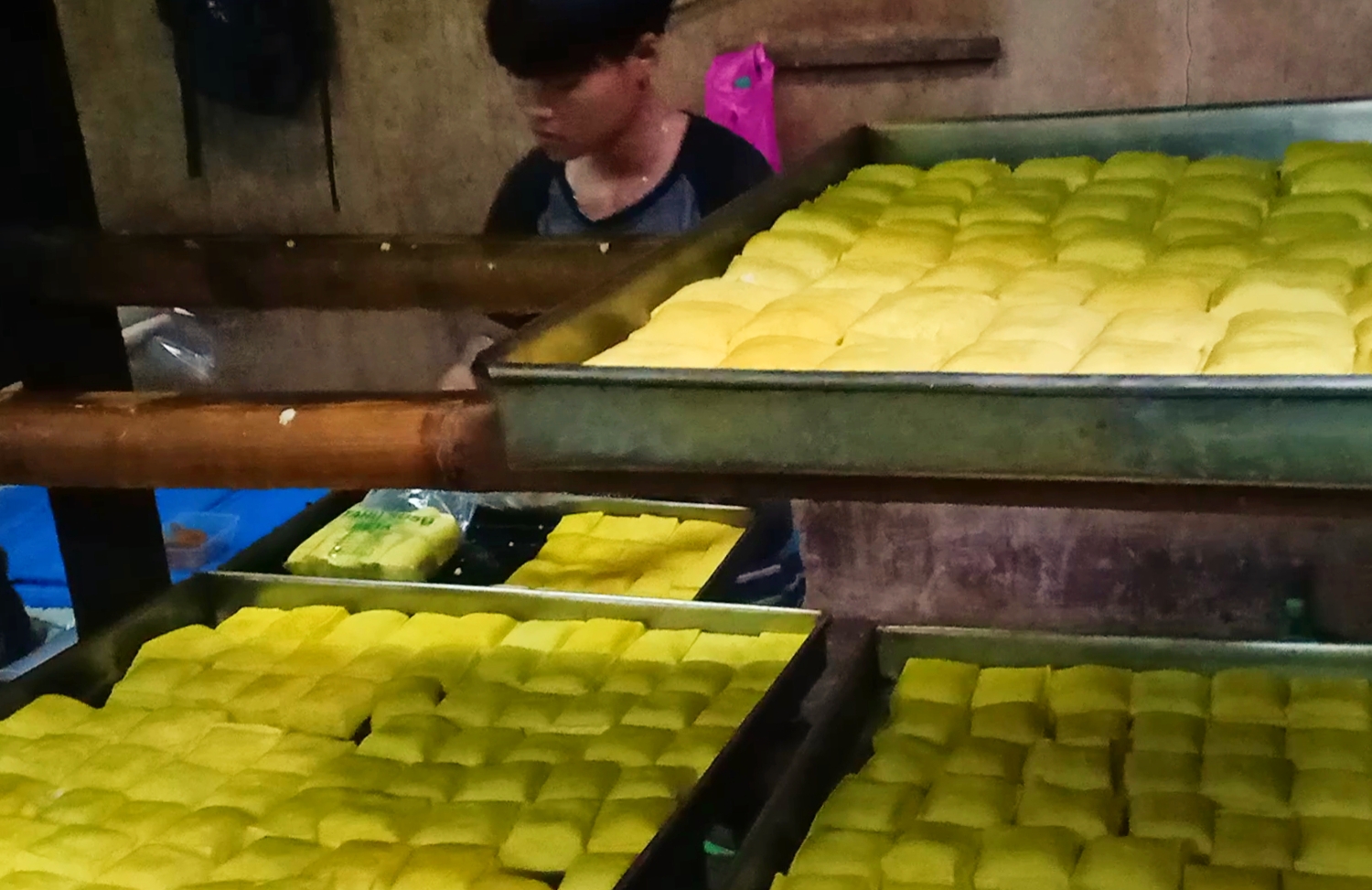 Pekerja mengemas tahu ke dalam plastik di pabrik tahu Desa Cikidang, Kecamatan Lembang, Rabu (30/12). 