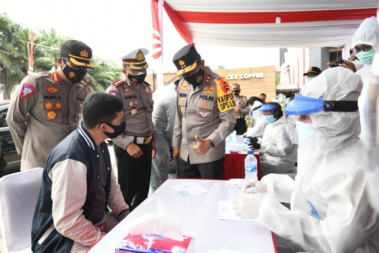 Polisi Lakukan Random Tes Antigen di Rest Area KM 19 Tol Japek