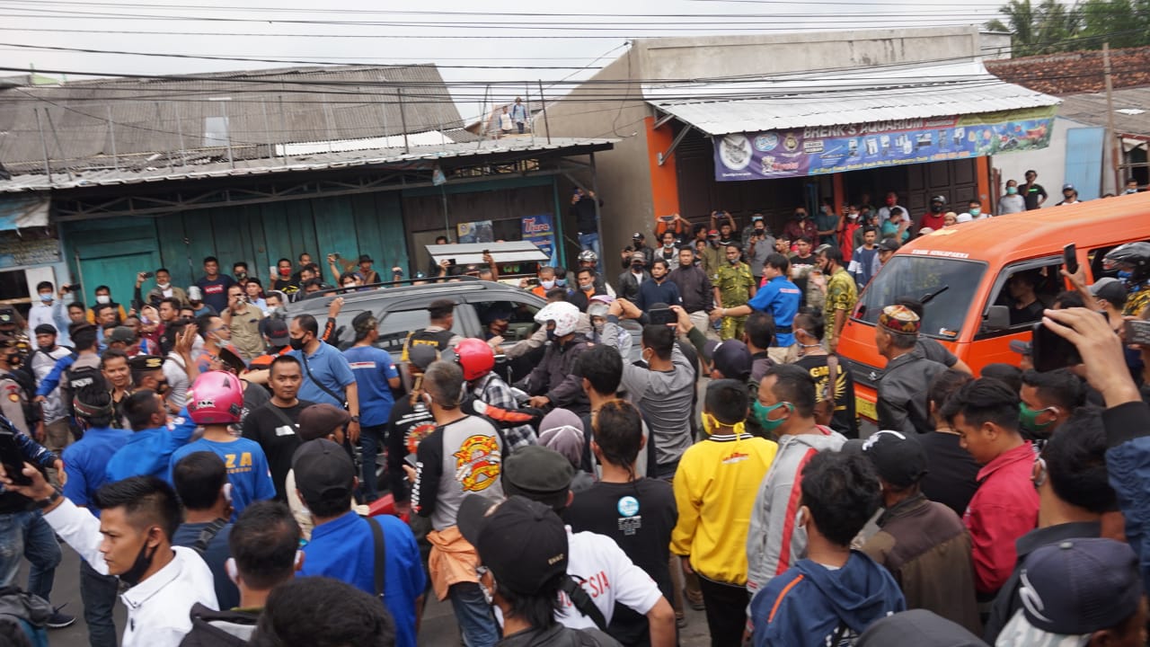 Kubu pasangan calon nomor 4 mendatangi kantor KPU di Jalan Singaparna, Tasikmalaya, Jawa Barat, Jumat (11/12).