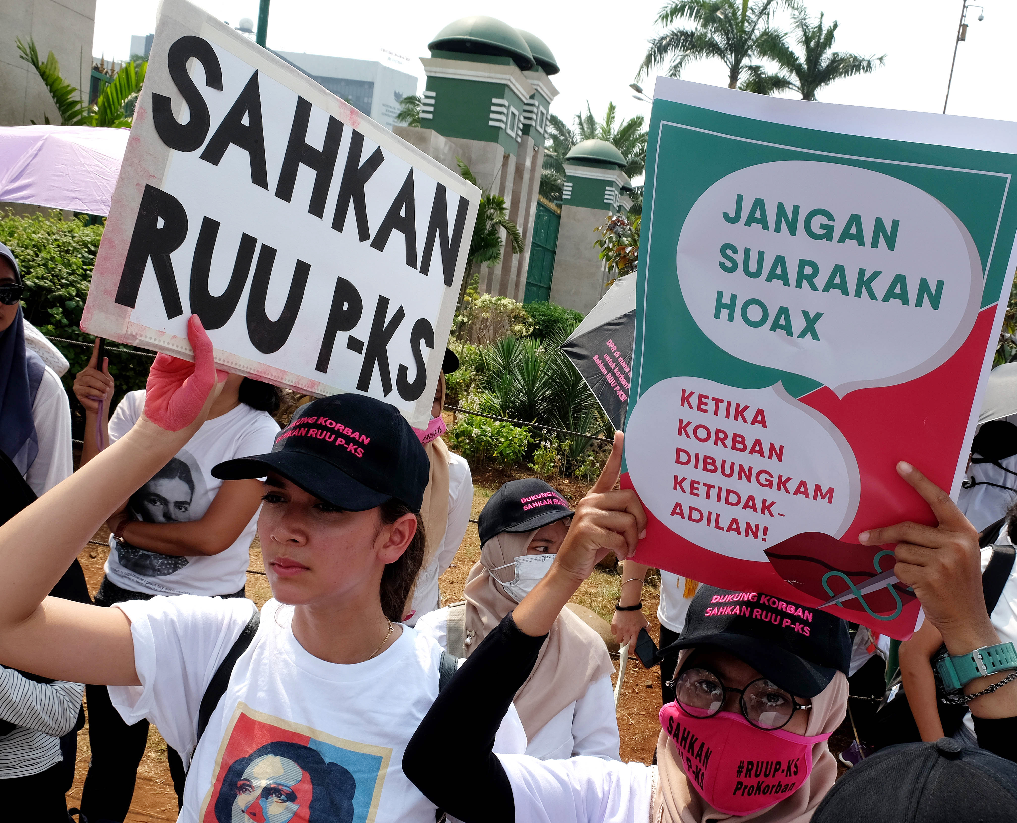 PRO-KONTRA RUU PKS: Massa pendukung pengesahan Rancangan Undang-Undang (RUU) Penghapusan Kekerasan Seksual (PKS) melakukan unjuk rasa di dep