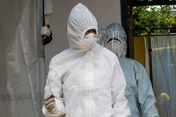 Tenaga medis mengenakan alat perlindungan diri (APD)