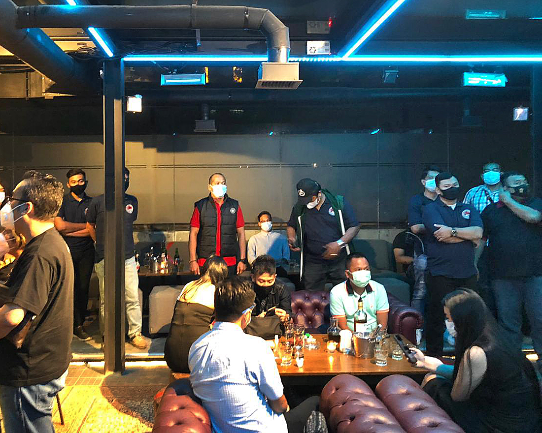 Tim pemburu covid-19 Polda Metro Jaya merazia restoran di Kilo Kitchen, Jakarta Selatan, Sabtu (12/12).