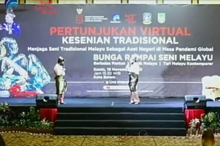 Ilustrasi--Dua budayawan berbalas pantun dalam Bunga Rampai Seni Melayu di Batam.