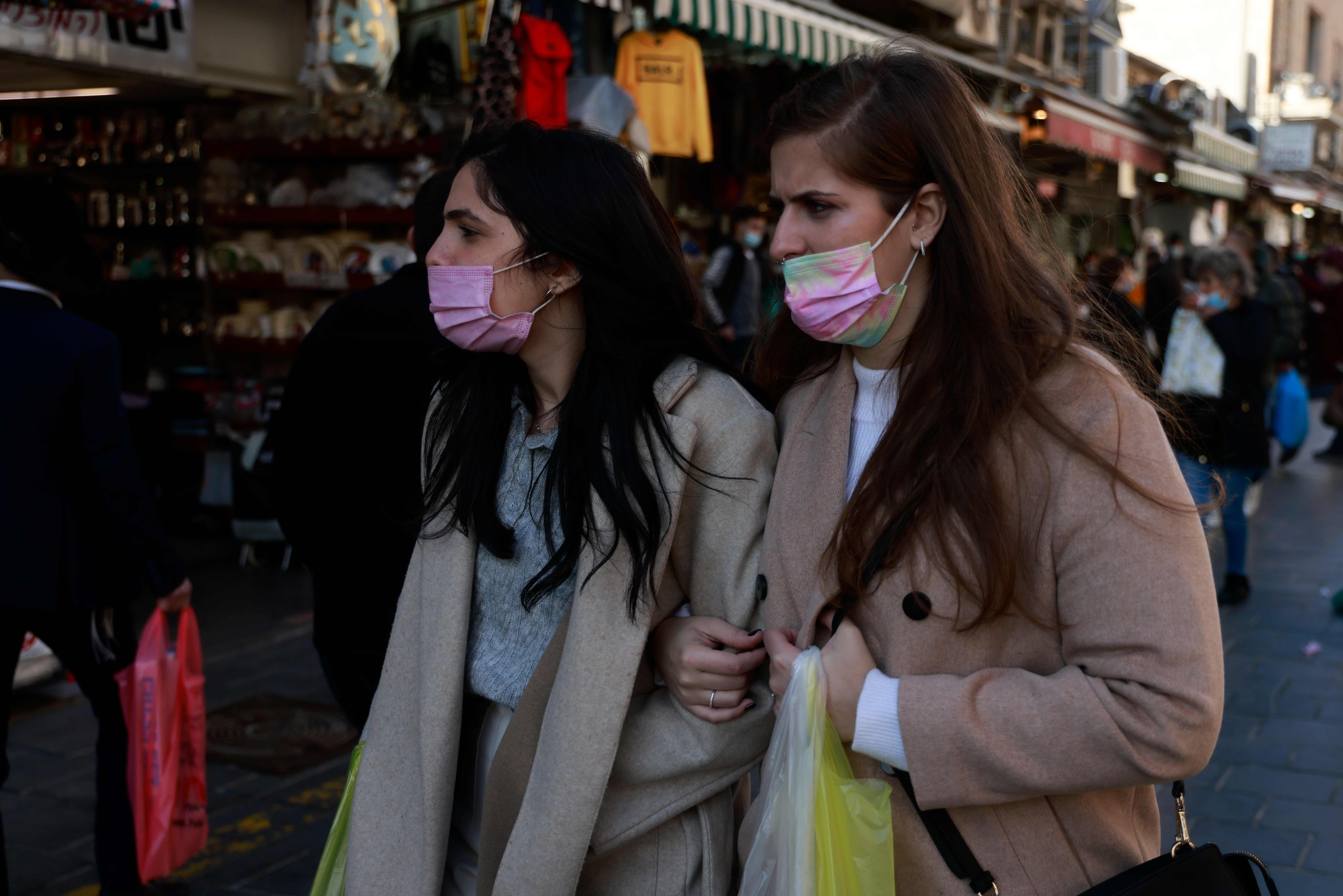 Warga mengenakan masker beraktivitas di sebuah pasar di Jerusalem, Israel.