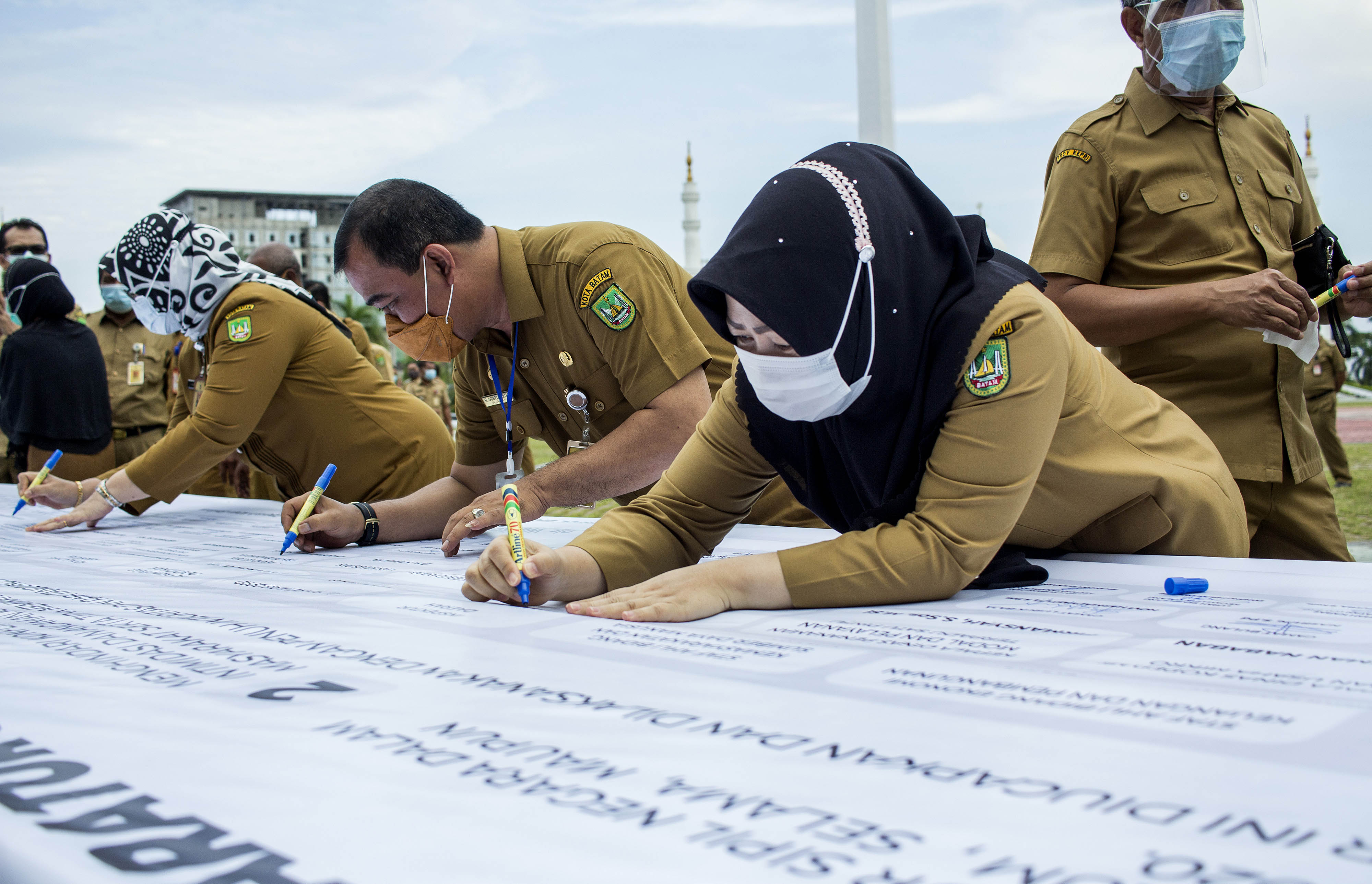 Sejumlah ASN menandatangani petisi sebagai ikrar netralitas ASN pada Pilkada serentak 2020 di Batam, Kepulauan Riau.