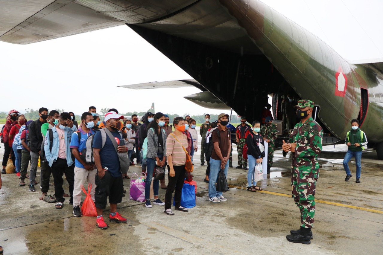 TNI AU memberi bantuan transportasi udara bagi warga Jayapura yang ingin pulang ke Wamena, Jayawijaya untuk merayakan Natal dan Tahun Baru.