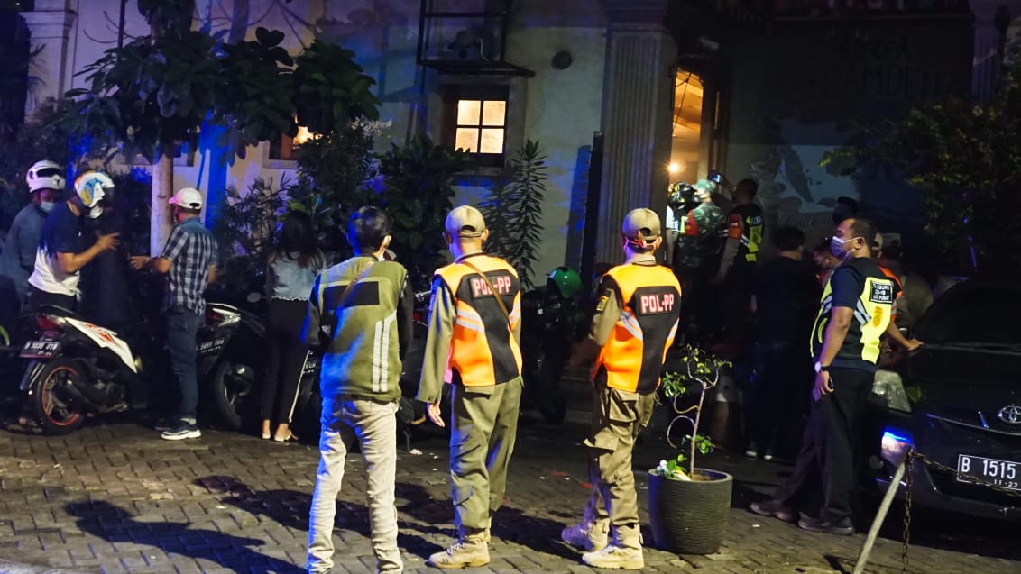 Pembubaran kerumunan di salah satu tempat hiburan jakarta