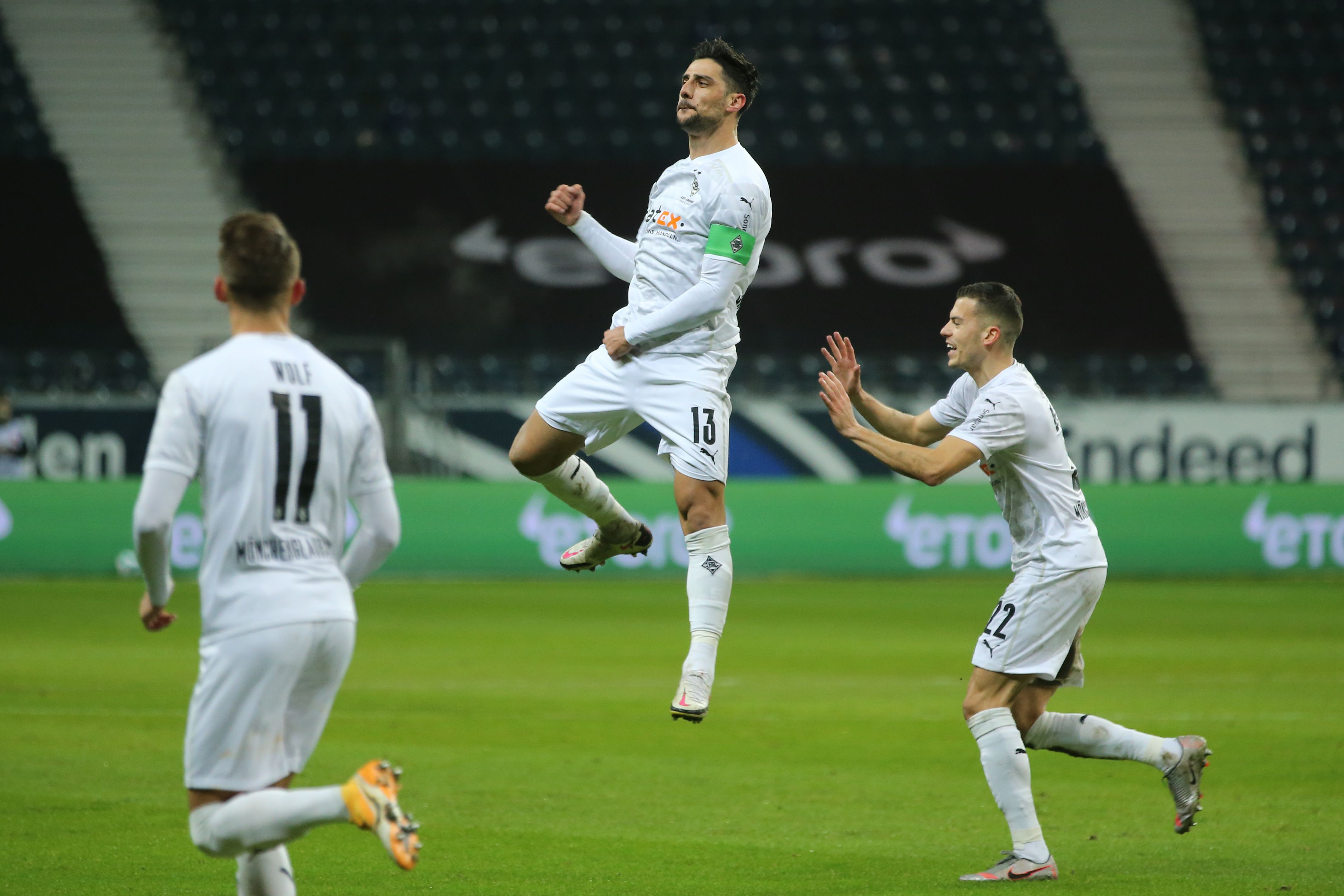 Pemain Borussia Moenchengladbach Lars Stindl (tengah) melakukan selebrasi gol