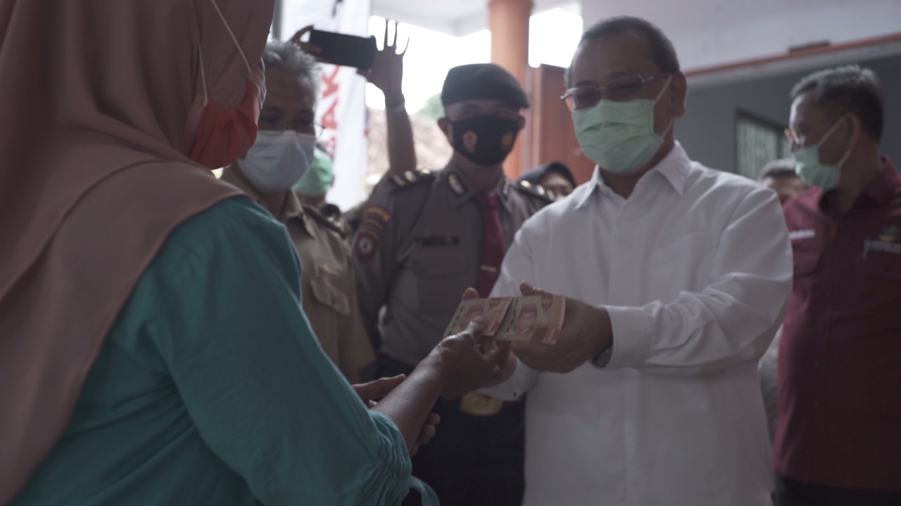 Dirjen PFM, Kemensos, Asep Sasa Purnama menyerakan Bantuan Sosial Tunai (BST) kepada warga Subang, Jawa Barat.