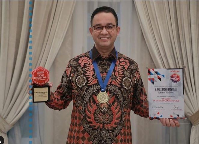 Gubernur DKI Jakarta Anies Baswedan memamerkan penghargaan TOP Digital Awards 2020 yang diterima Pemprov DKI Jakarta.