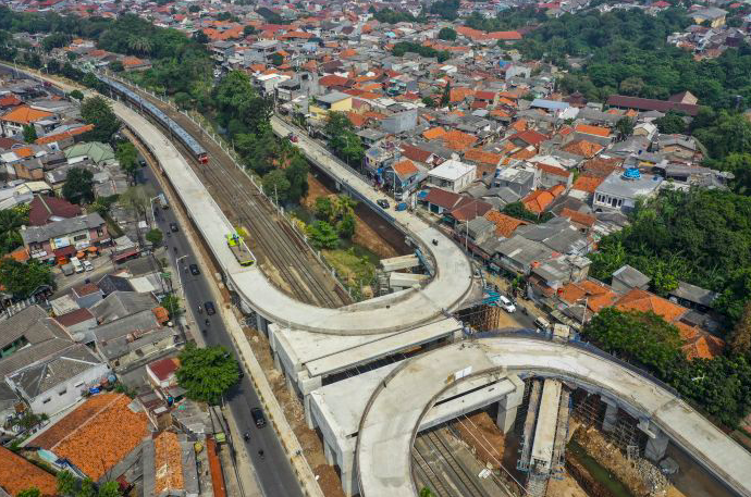 Foto aerial pembangunan jalan layang tapal kuda di kawasan Lenteng Agung, Jakarta