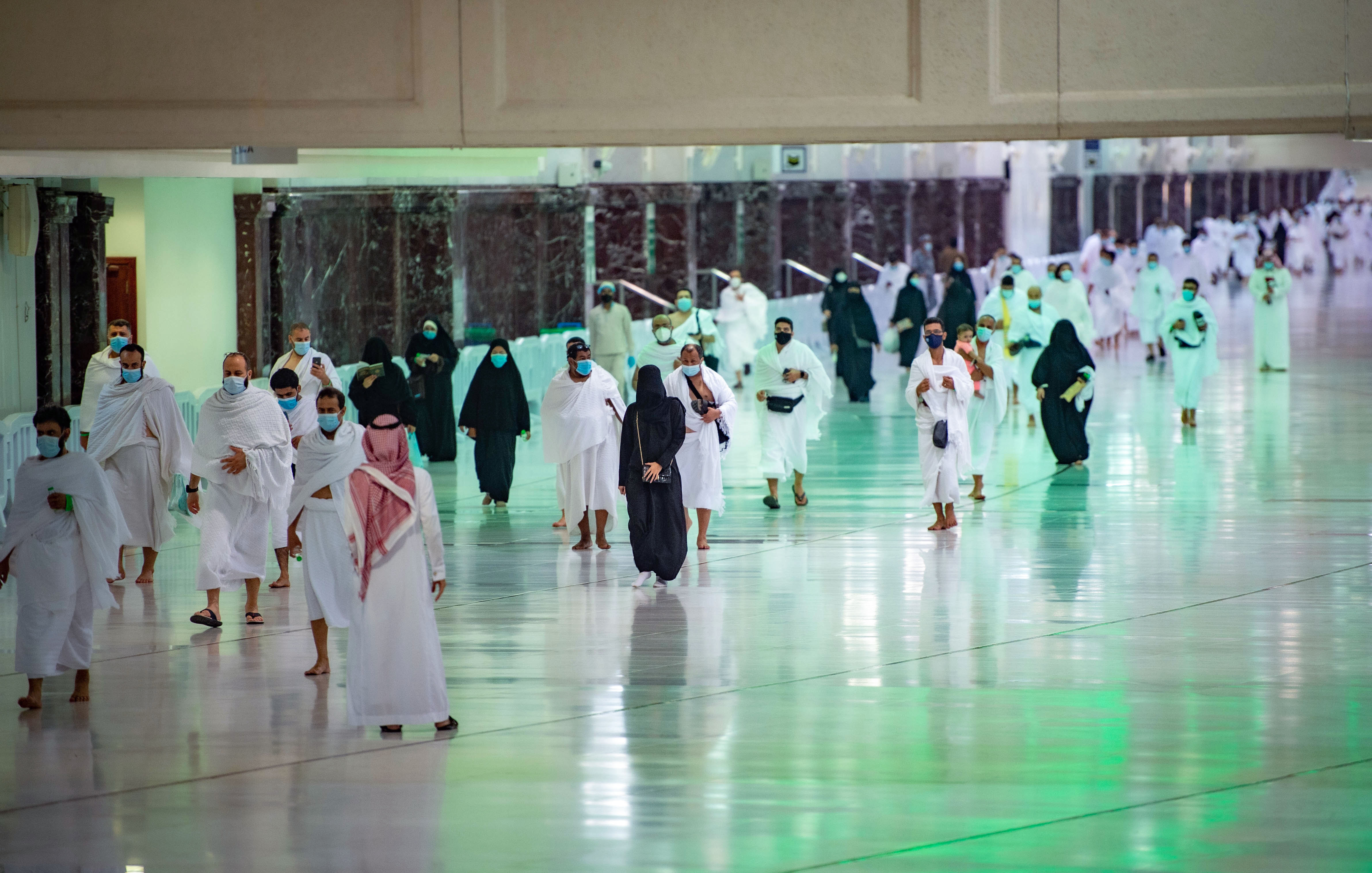 Jemaah melaksanakan ibadah umrah di Masjidil Haram, Mekah, Arab Saudi Minggu (4/10).