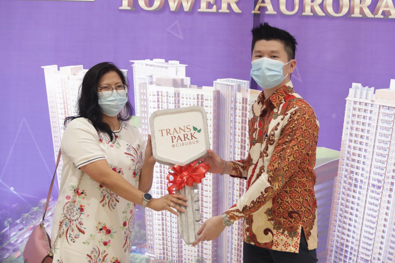 General Marketing Transpark Cibubur, Hansen Yusuf, melakukan serah terima unit apartemen kepada konsumen, Kamis (31/12).
