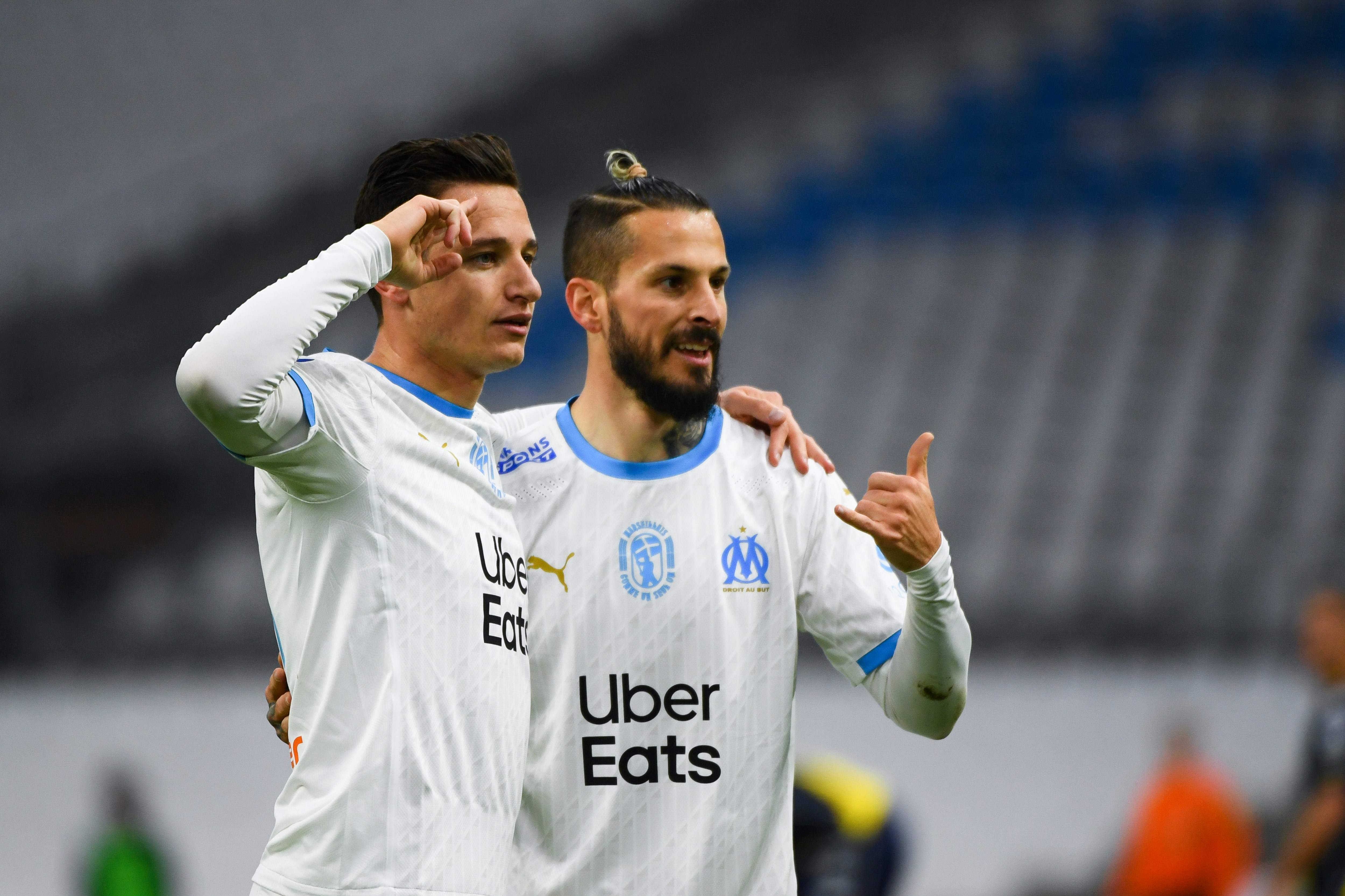 Duet pemain Marseille Florian Thauvin (kiri) dan Dario Benedetto melakukan selebrasi usai mencetak gol ke gawang Monaco di laga Ligue 1.