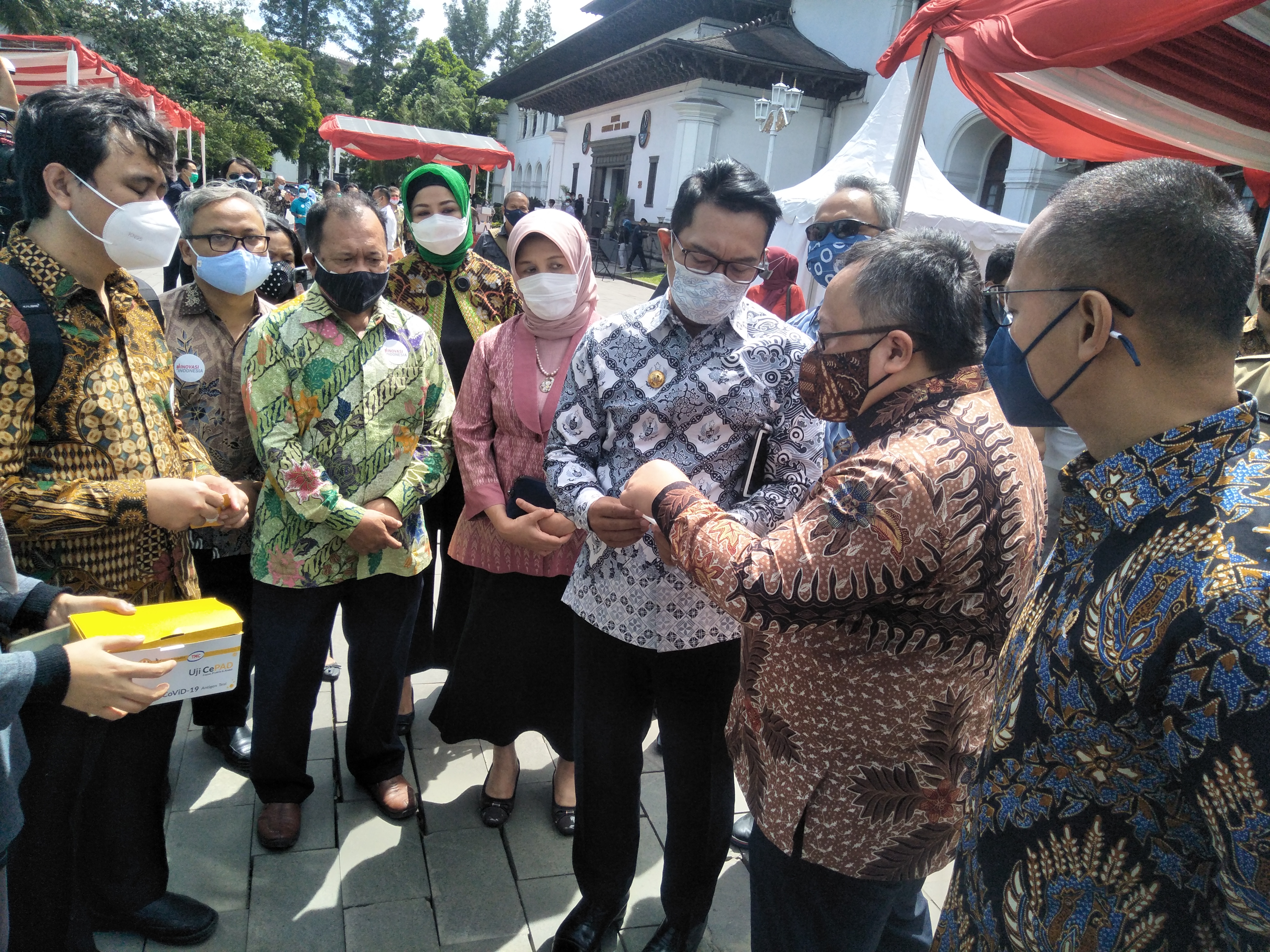  Menteri Riset dan Teknologi Bambang Brodjonegoro bersama Gubernur Jawa Barat Ridwan Kamil melihat hasil inovasi peneliti lokal di Bandung 