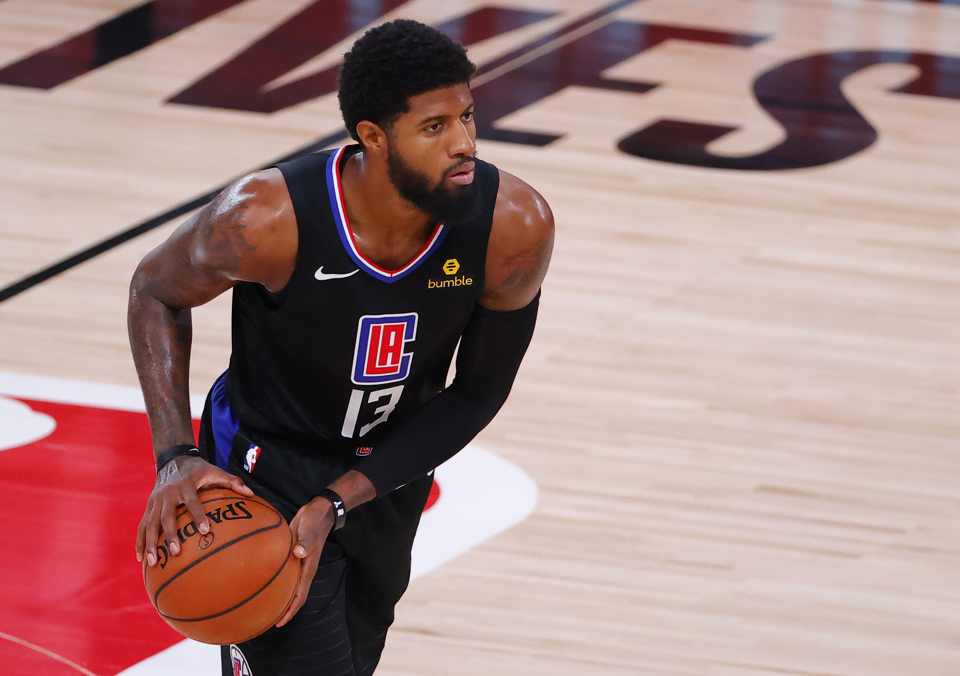 Pebasket LA Clippers Paul George perpanjang kontrak.