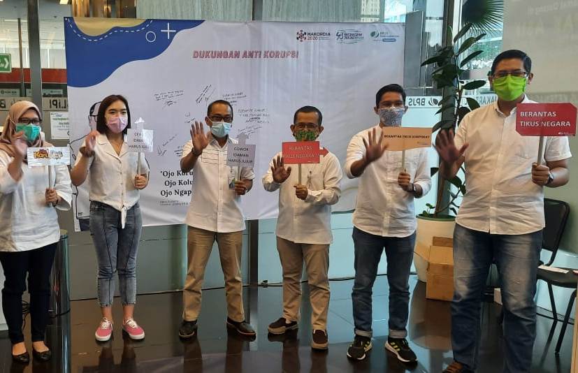 Para karyawan dan peserta diajak untuk menandatangani 'Dinding Dukungan Antikorupsi' di Kantor Cabang BPJAMSOSTEK Jakarta Slipi. 
