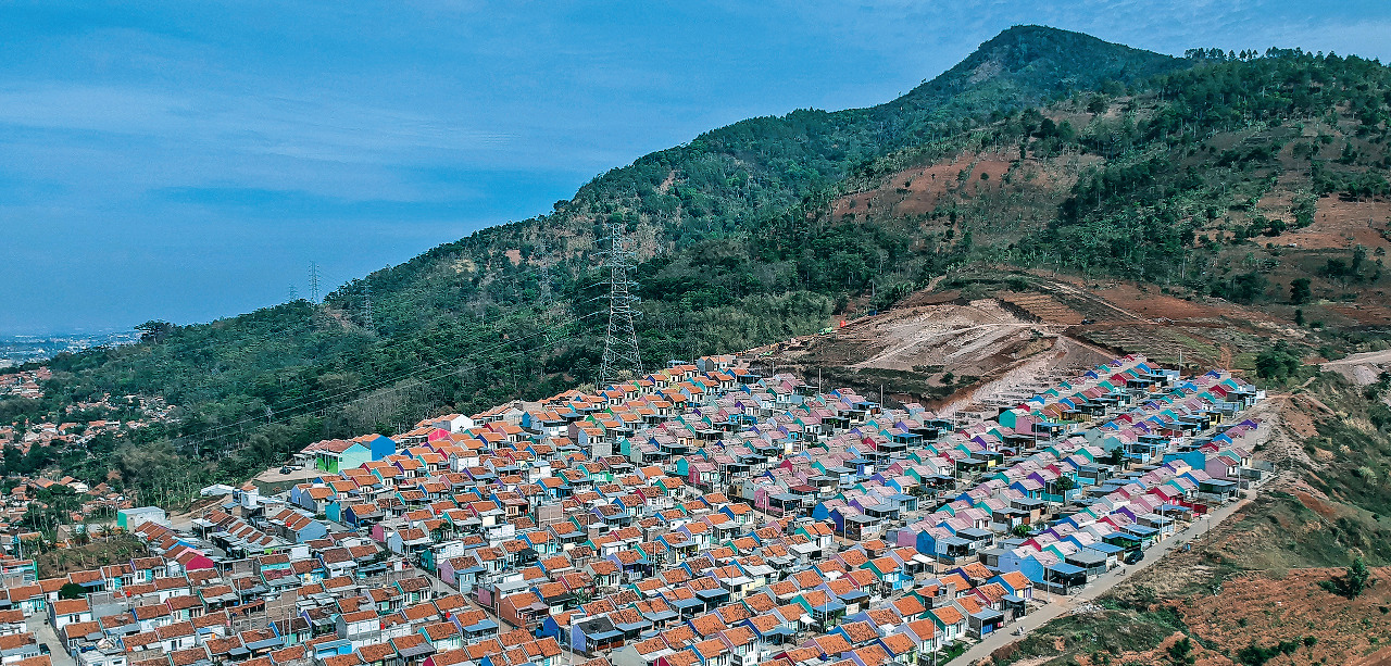 Perumahan di kaki Gunung Geulis, Cimanggung, Kabupaten Sumedang, Jawa Barat, Jumat (16/10/2020).
