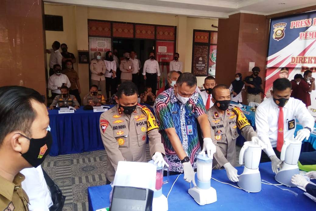 Pemusnahan barang bukti narkoba oleh Kapolda Sumsel Irjen Pol Eko Indra Heri.