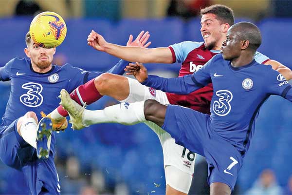 Gelandang West Ham Pablo Fornals (tengah) berebut bola dengan dua pemain Chelsea Jorginho (kiri) dan N’Golo Kante (kanan) 