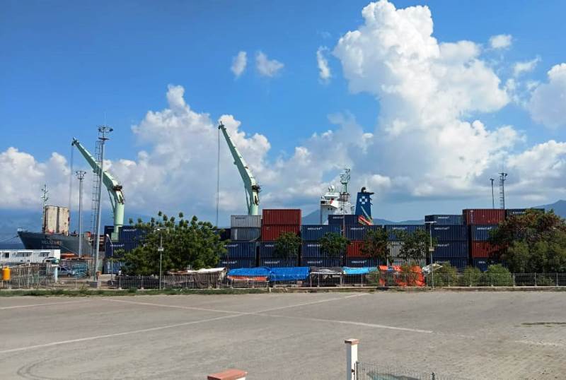 Aktivitas Meratus Line di Pelabuhan Lorens Say, Sikka, NTT.