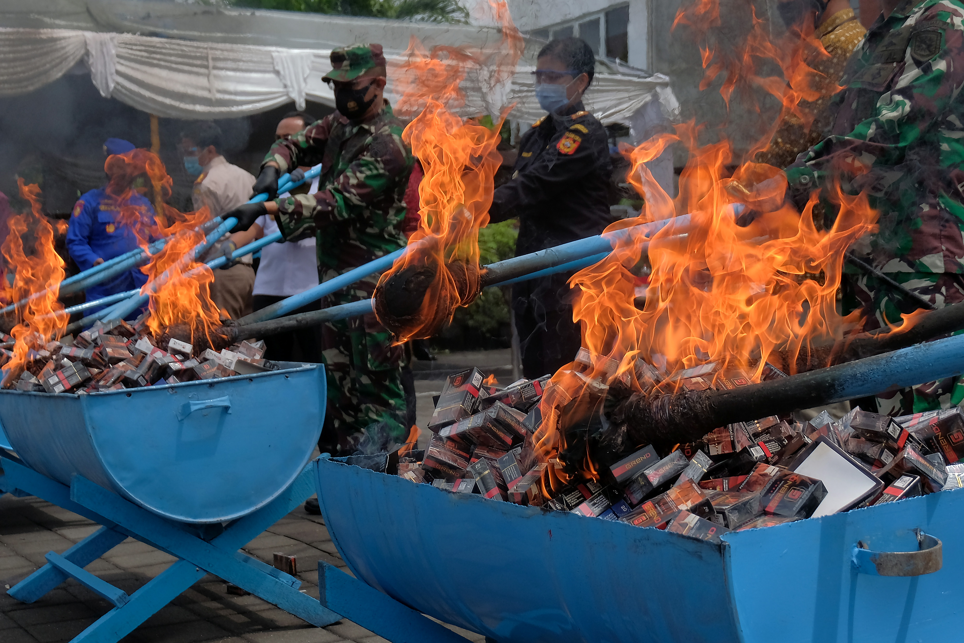 Pemusnahan barang milik negara di Kantor Pengawasan dan Pelayanan Bea dan Cukai Tipe Madya Pabean A Denpasar, Bali, Selasa (15/12/2020).