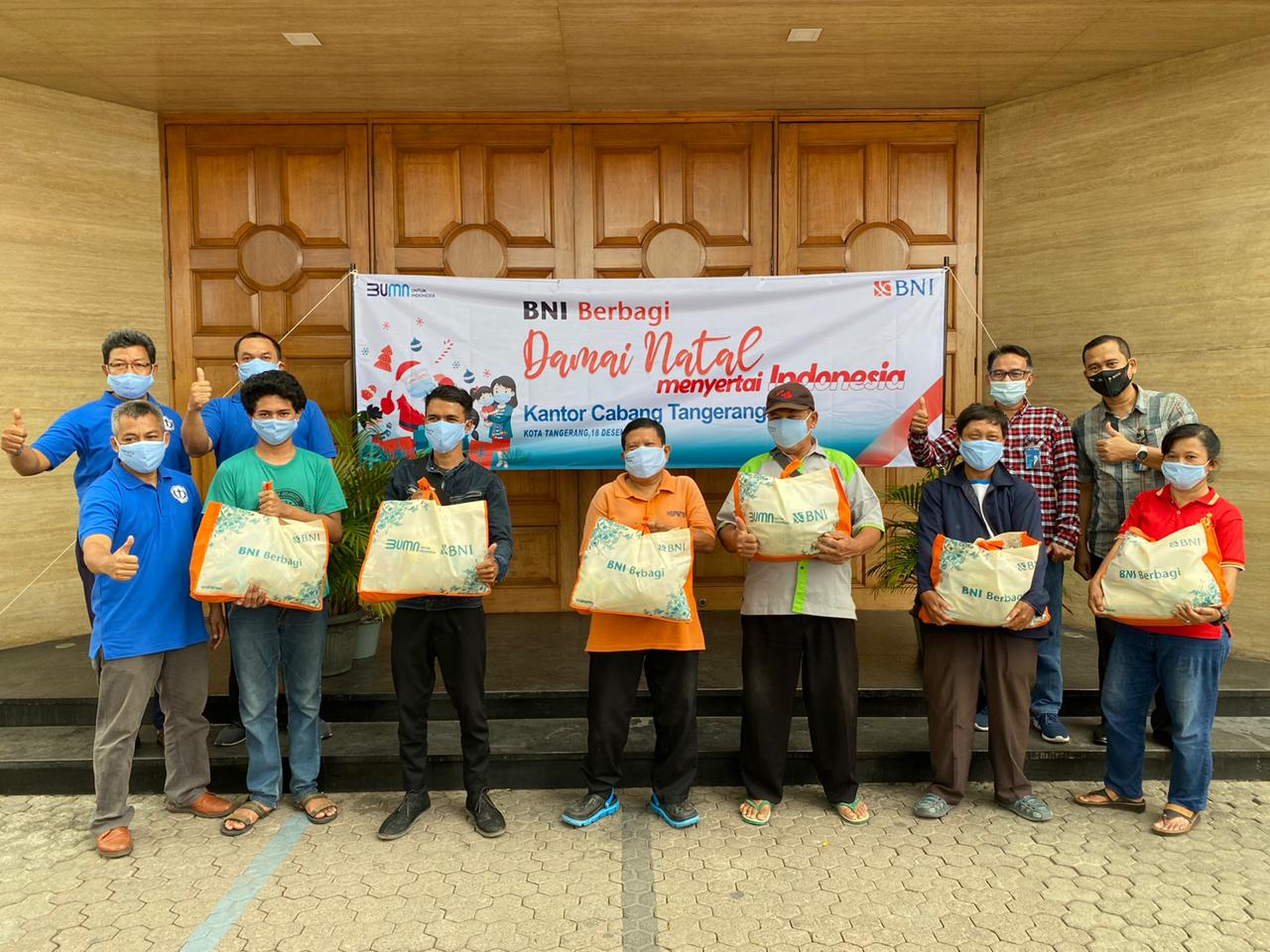 BNI telah mendistribusikan lebih dari 45.000 paket bingkisan Natal yang dipersembahkan dengan semangat kedamaian.