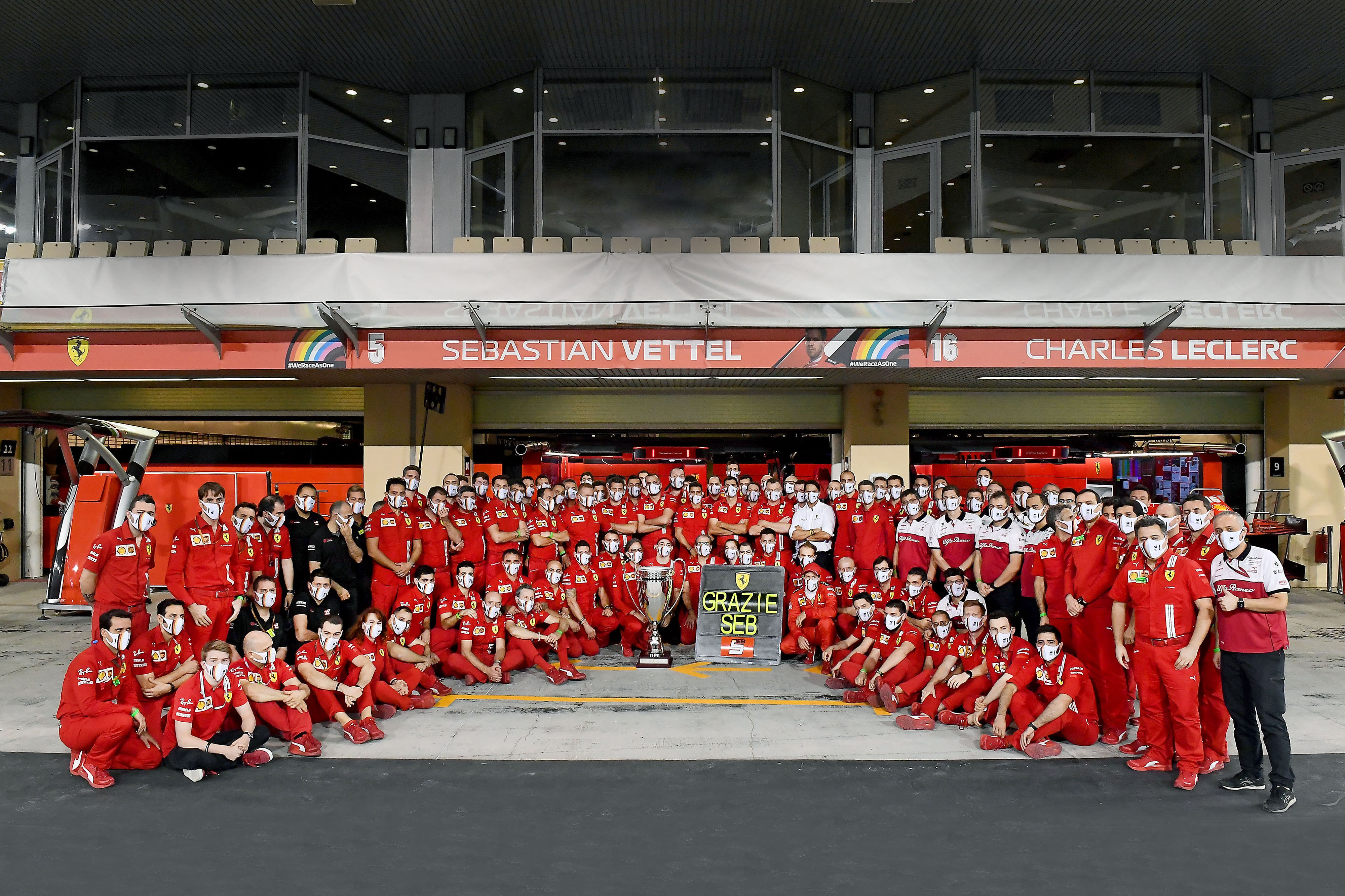 Foto perpisahan Sebastian Vettel dengan tim Ferrari usai GP Abu Dhabi.