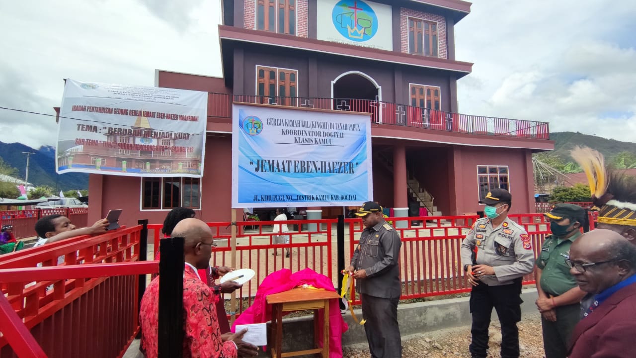 Bupati Dogiyai Yakobus Dumupa meresmikan Gereja Kingmi di Tanah Papua Jemaat Eben-Haezer Mowanemani Klasis Kamuu di Mowanemani.