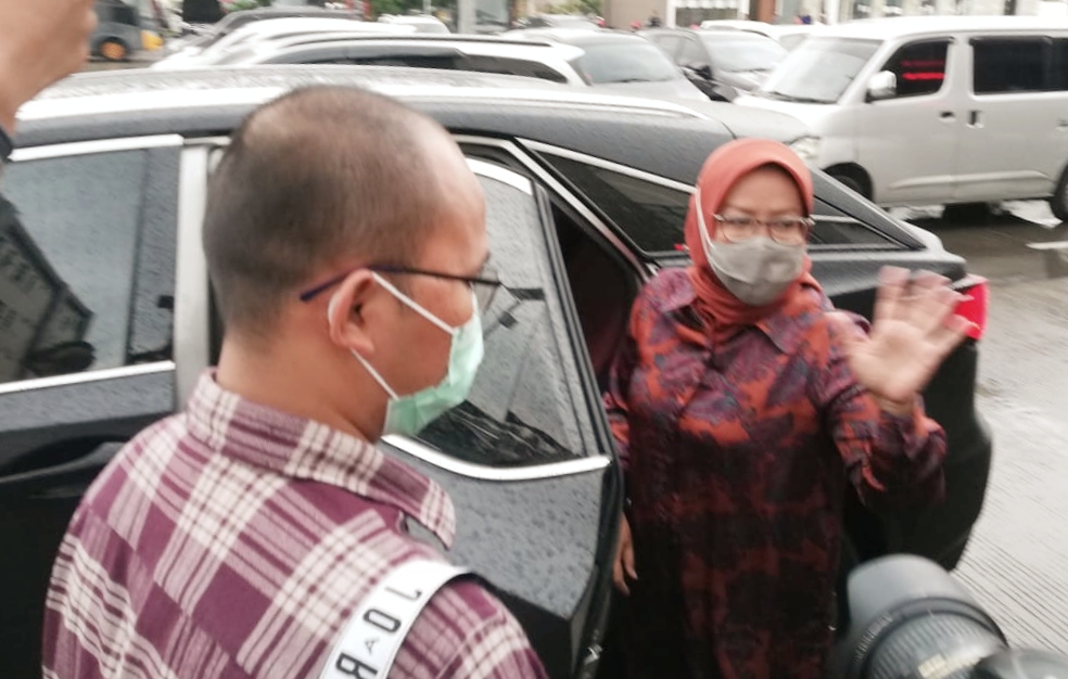 Bupati Bogor, Ade Yasin (kanan) usai dimintai keterangan oleh Polda Jabar, Selasa (15/12) terkait kasus kerumuman Megamendung.   