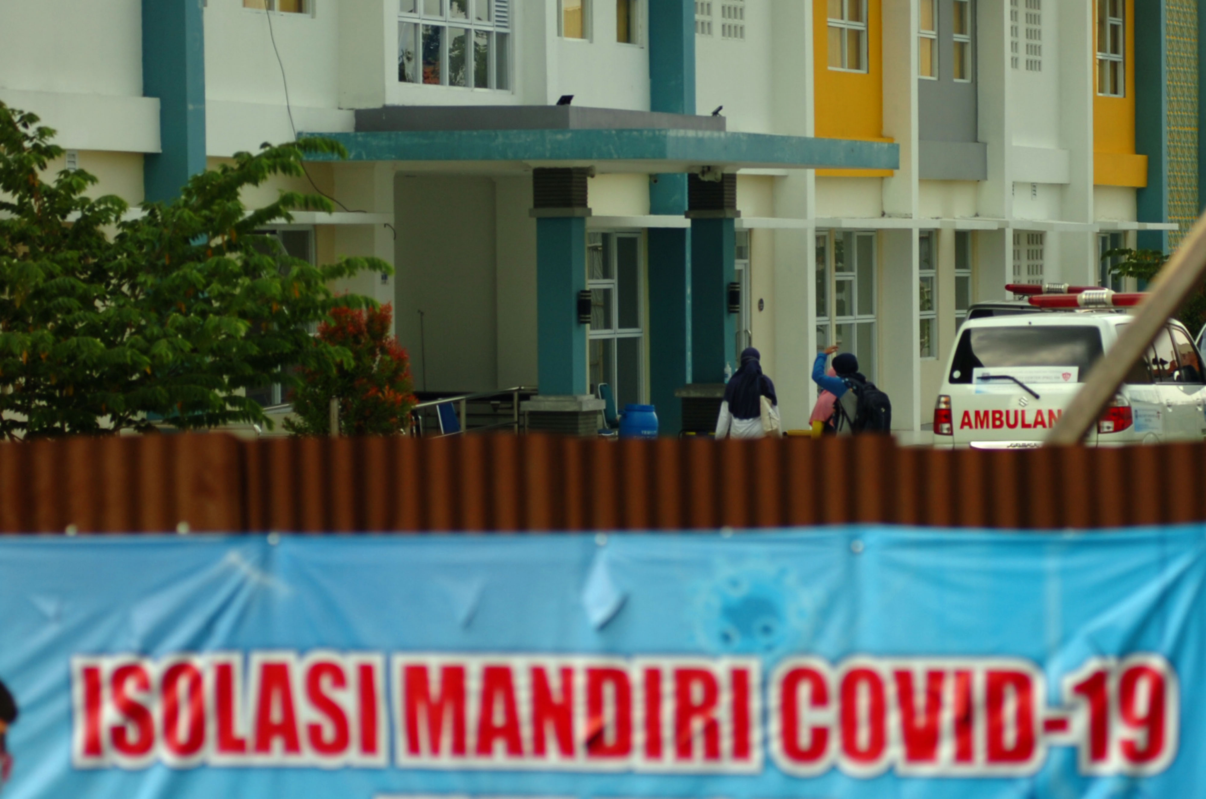 PERKEMBANGAN KASUS COVID-19 DI KOTA TEGAL: Sejumlah warga berada di depan tempat isolasi mandiri di Rumah Susun Sederhana Sewa (Rusunawa), 