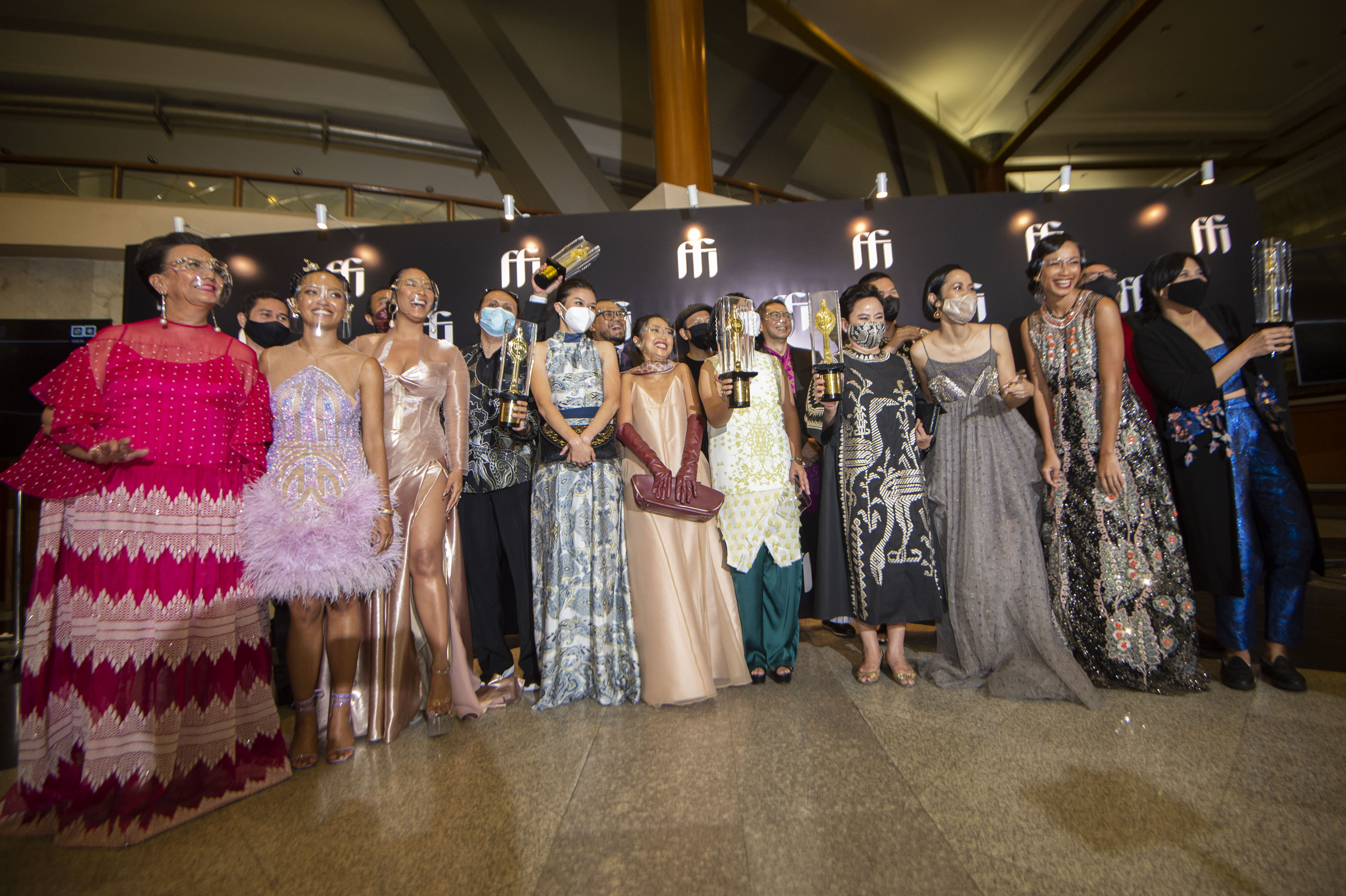 Para sineas film Perempuan Tanah Jahanam berpose usai memenangkan kategori Film Terbaik pada Festival Film Indonesia (FFI) 2020. 