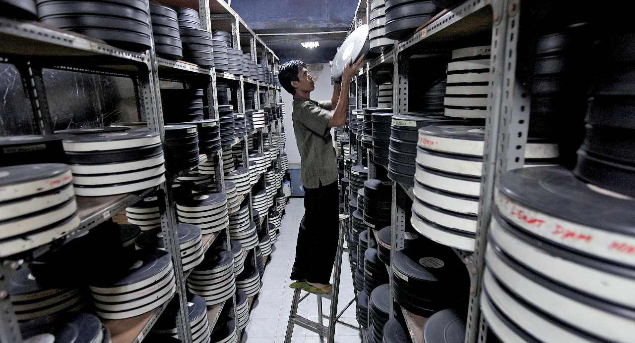 Ribuan pita seluloid lawas tersusun rapi.