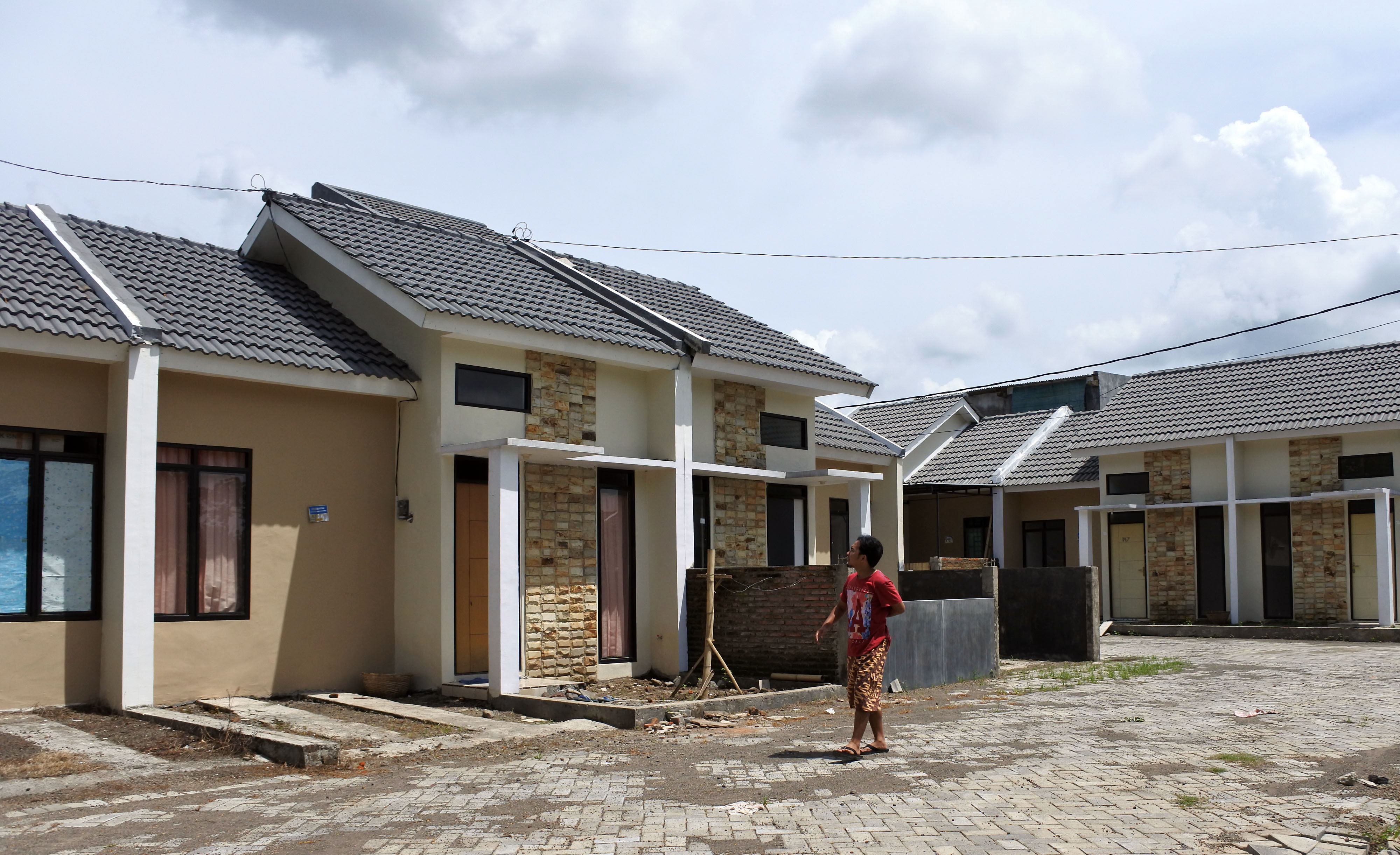 Warga berjalan di perumahan Kredit Pemilikan Rumah (KPR) Bank BTN di Kelurahan Tegal Gede, Sumbersari, Jember, Jawa Timur.