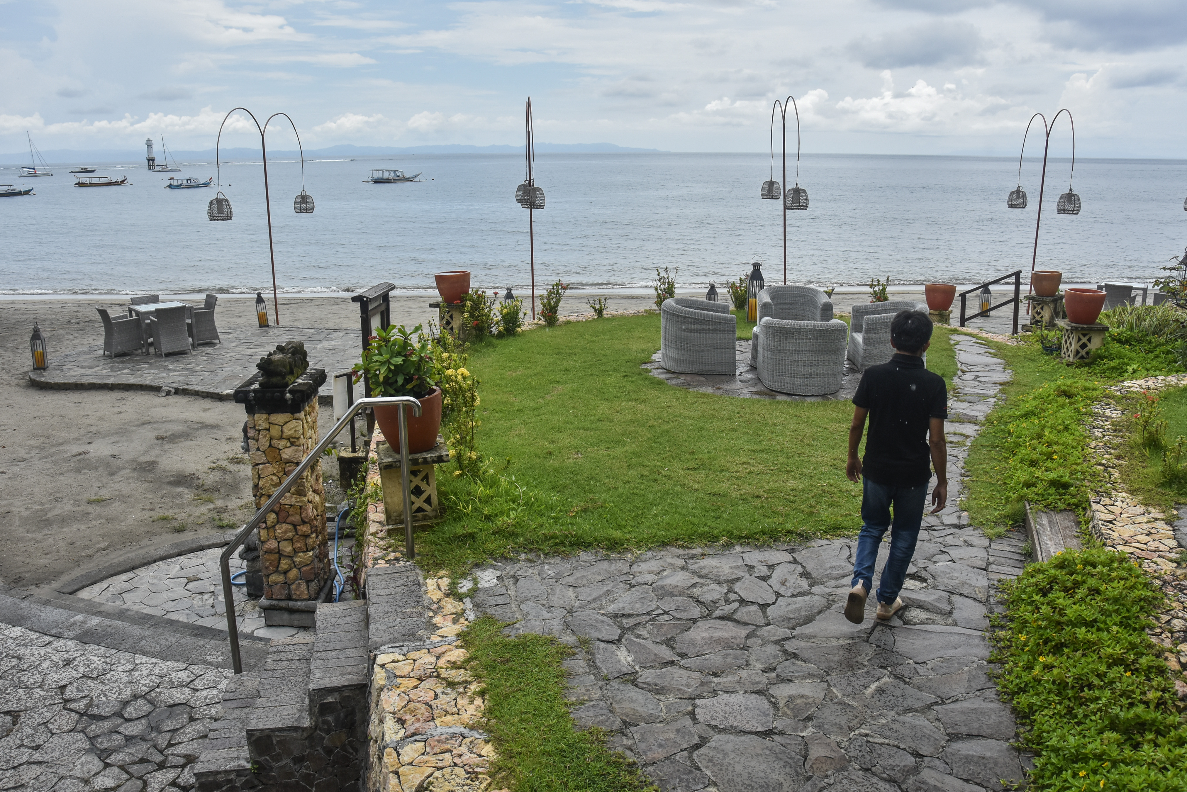  Seorang pria berada di salah satu restoran yang sepi pengunjung di kawasan wisata Senggigi, Lombok Barat, NTB, Senin (30/11/2020).