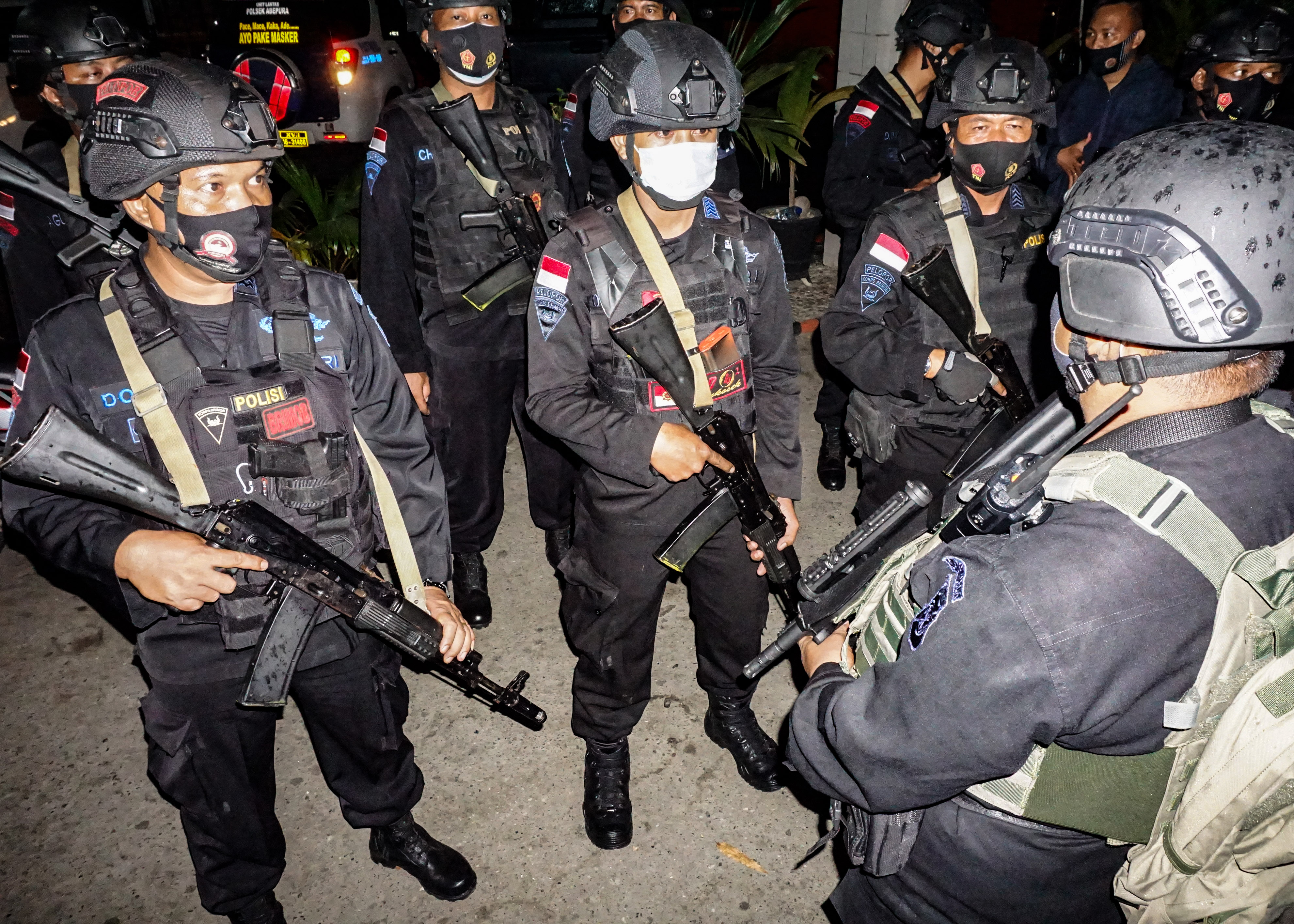 Sejumlah anggota Brimob Polda Papua berpatroli jelang HUT OPM.