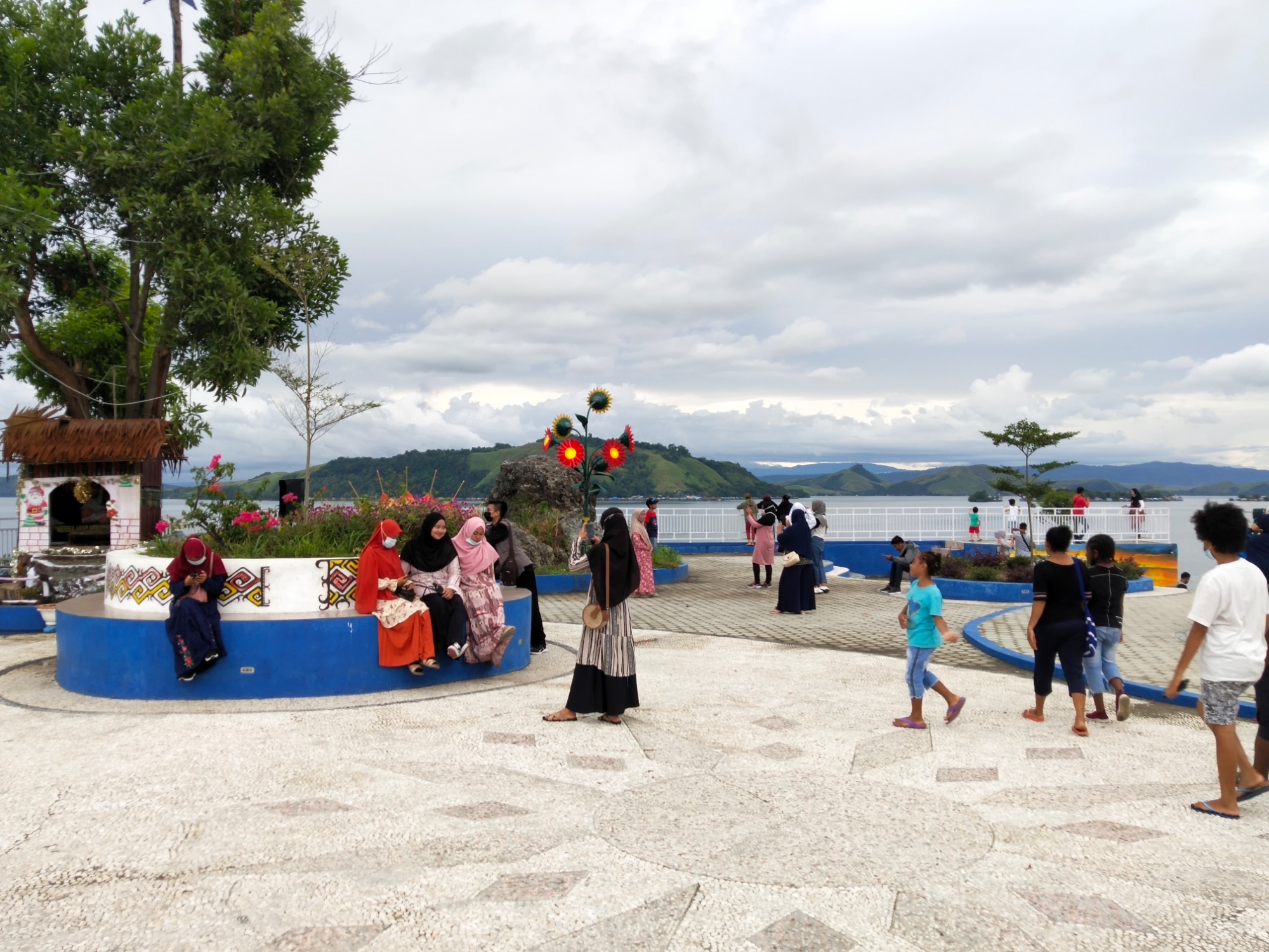 Sejumlah pengunjung ketika menikmati suasana sore hari ini di Taman Pholeuw Park, Minggu (20/12)