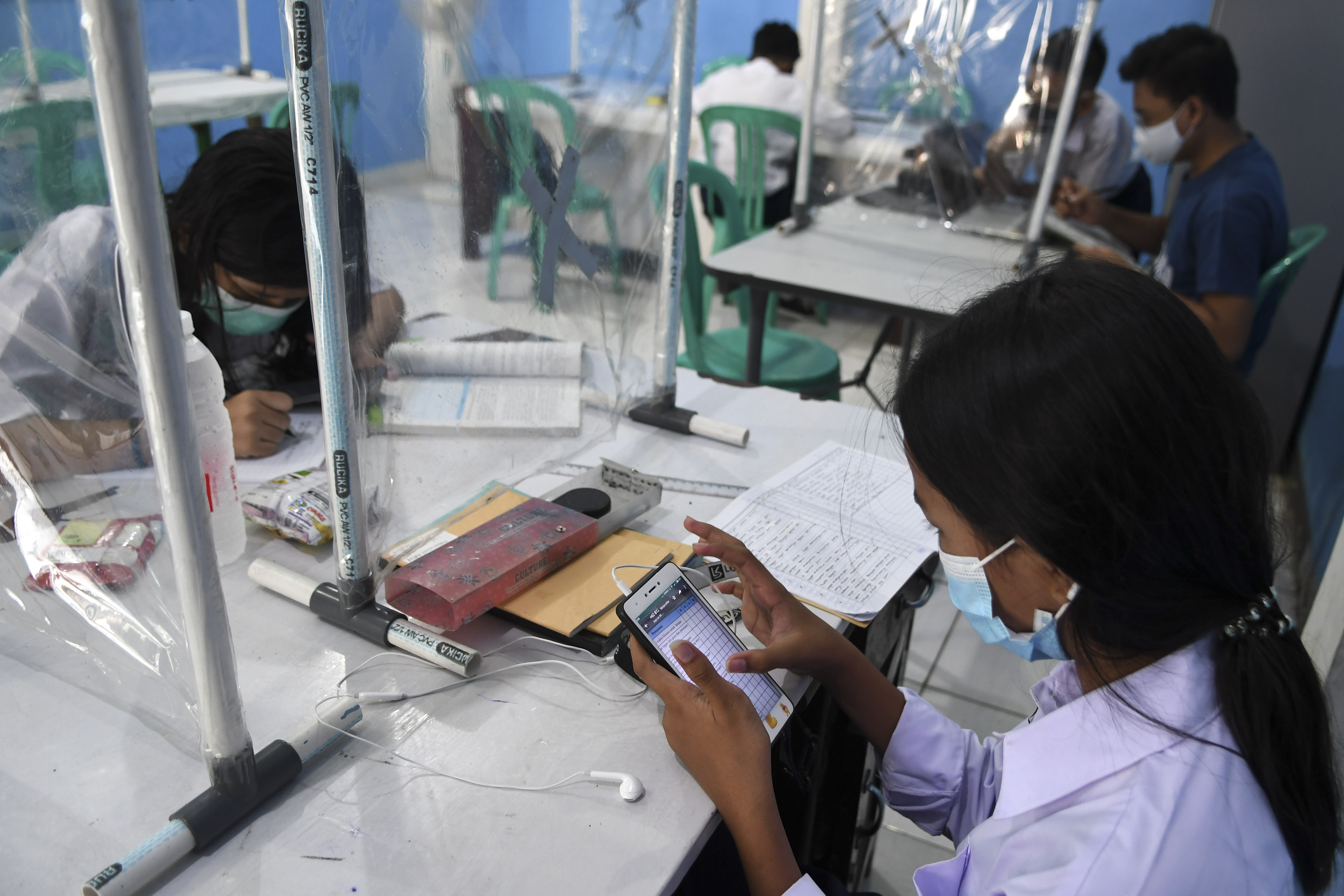 PERBAIKAN PJJ: Sejumlah siswa belajar secara daring dengan memanfaatkan akses internet di Balai RW 02, Galur, Jakarta.