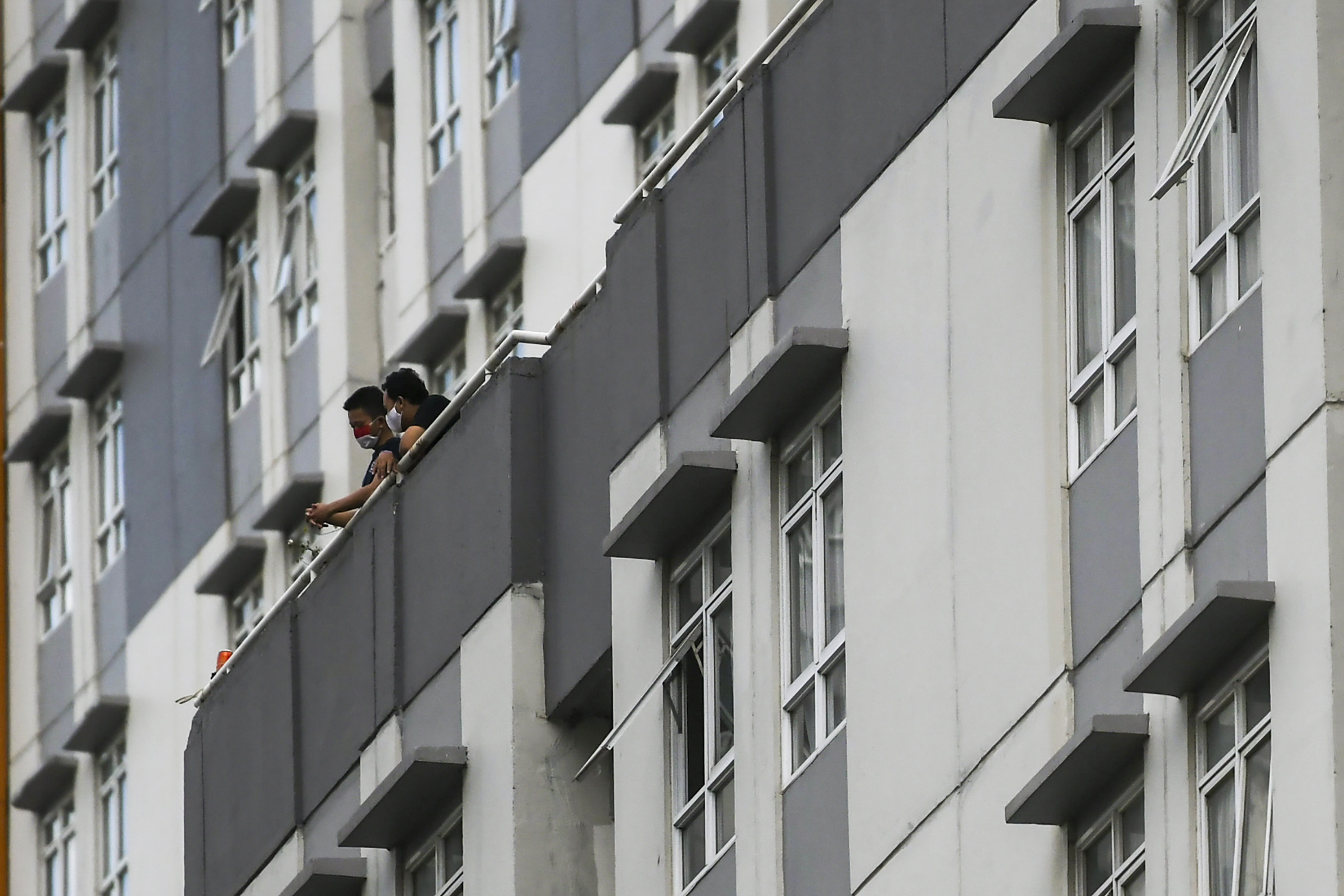 Pasien Covid-19 beraktivitas di Rumah Sakit Darurat COVID-19 Wisma Atlet Kemayoran di Jakarta, Minggu (15/11/2020). 