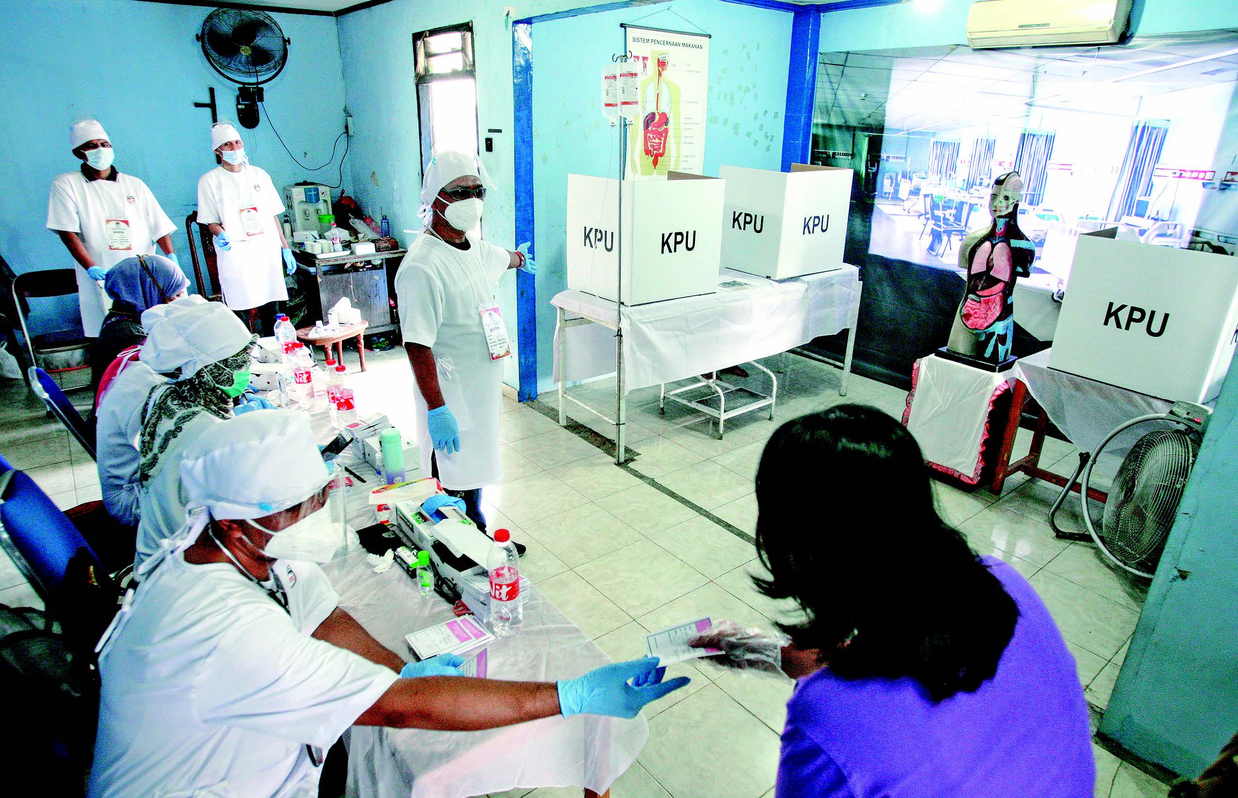 Seluruh petugas menggunakan alat pelindung diri (APD) di TPS 56, Mekarjaya, Depok, Jawa Barat, Rabu (9/12).