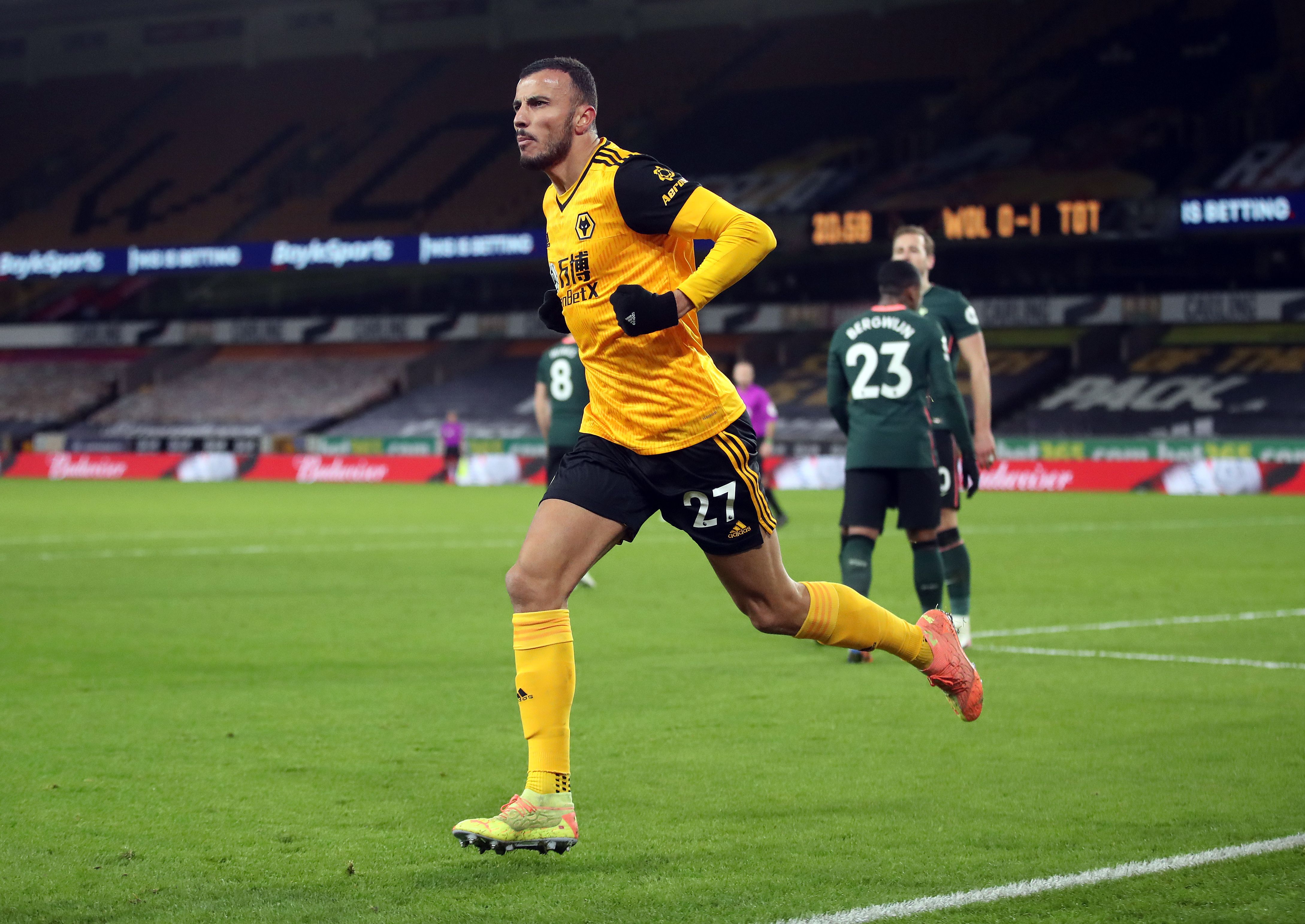 Bek tengah Wolverhampton Wanderers Romain Saiss melakukan selebrasi usai mencetak gol ke gawang Tottenham Hotspurs.