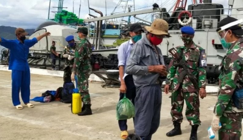Nakhoda dan ABK kapal ikan asing asal Vietnam hasil tangkapan KRI SSA-378 dikarantina kesehatan, di Mako Lanal Ranai, Selasa (15/12/2020)