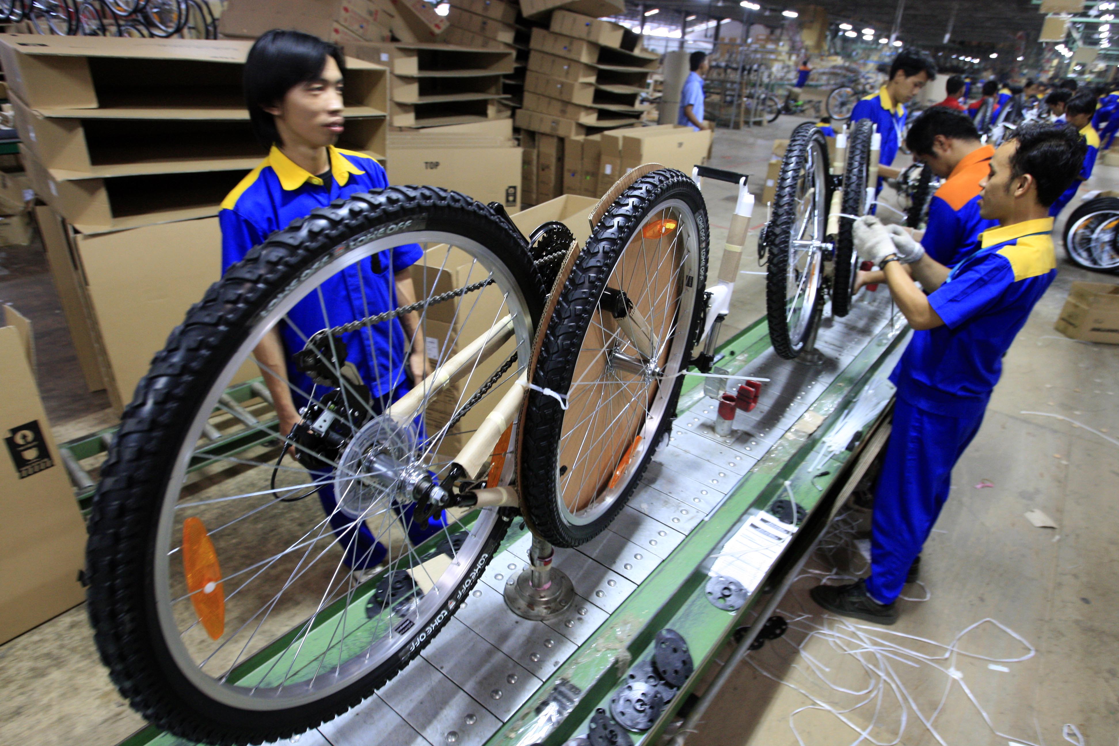  Pekerja menyelesaikan proses produksi sepeda di pabrik sepeda PT Terang Dunia Internusa (United Bike) di Citeureup, Bogor, (Kamis 2/2).