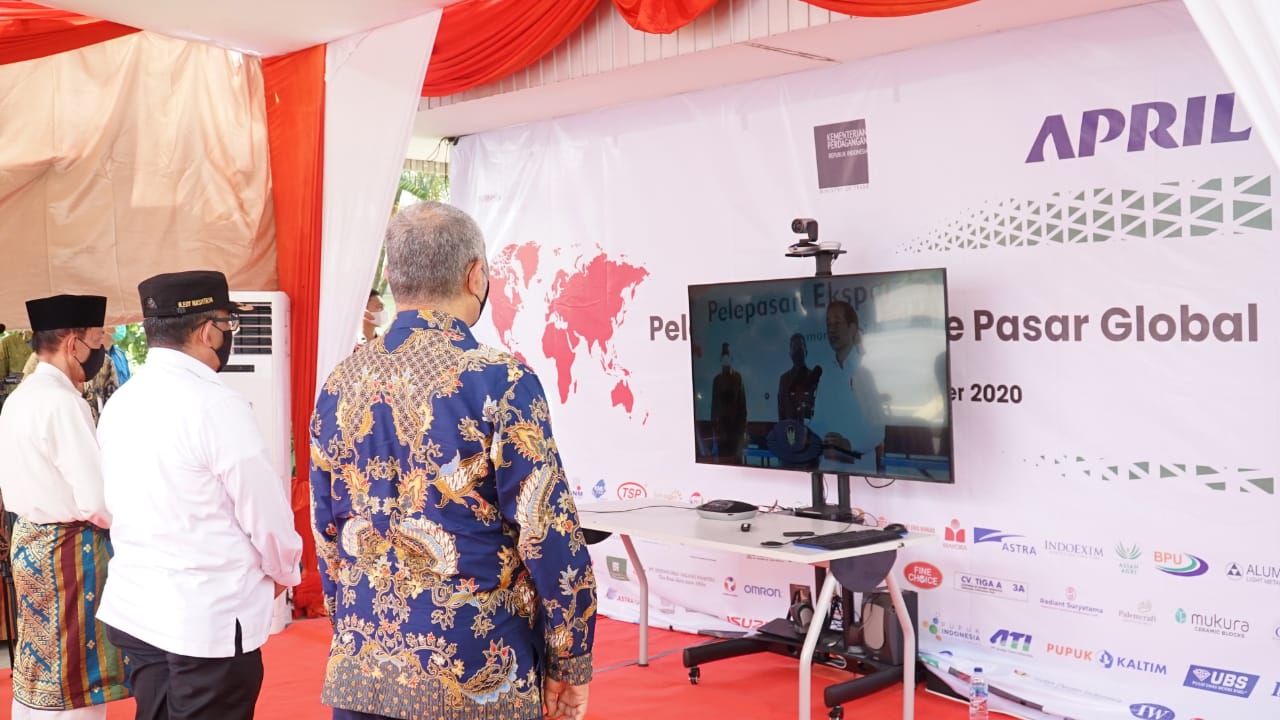 Presiden Joko Widodo secara daring melepas ekspor berbagai produk nasional, termasuk produk asal Riau, ke pasar dunia.