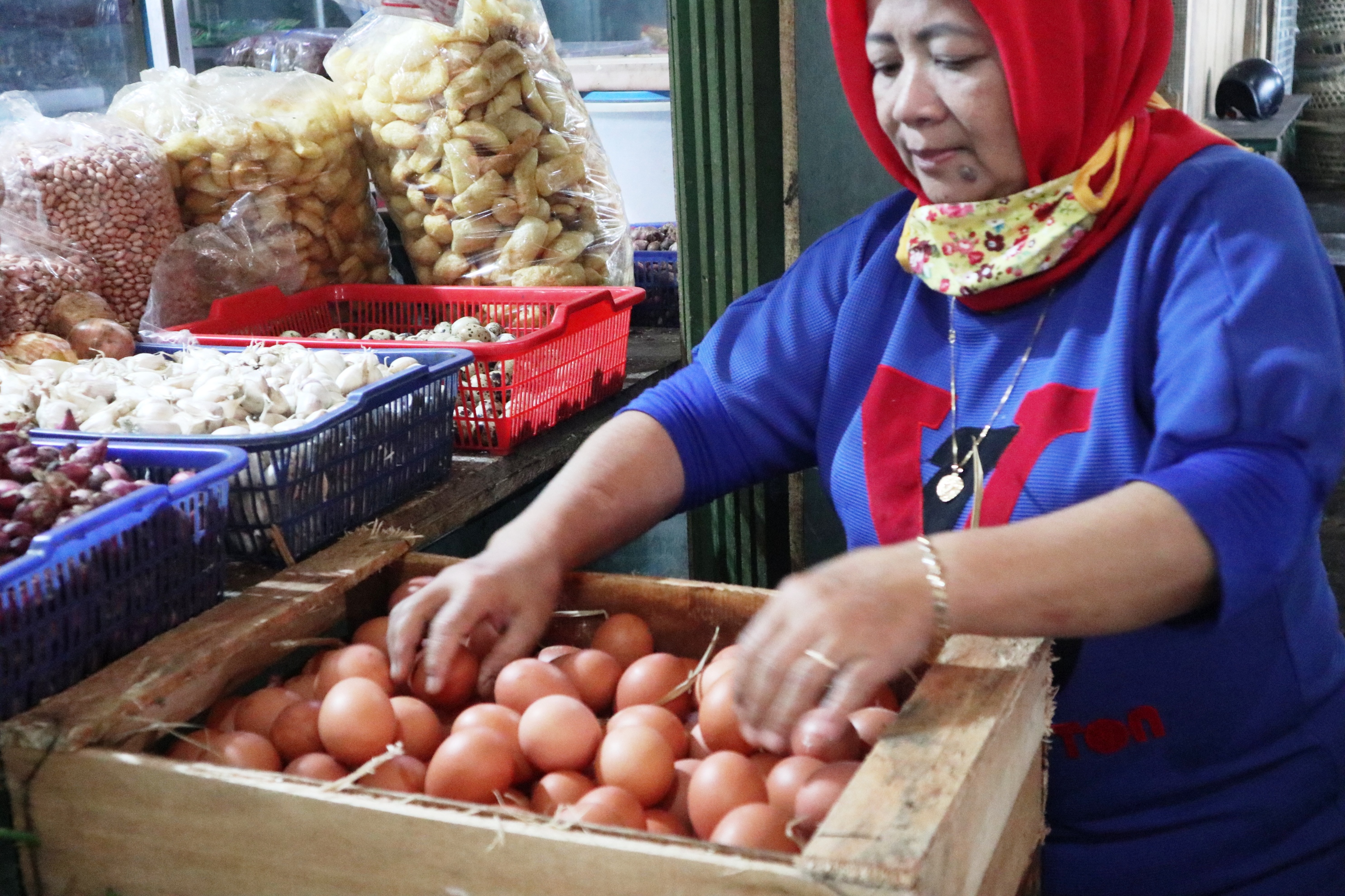 Seorang pedagang di Pasar Kliwon Temanggung, Jawa Tengah menata dagangannya telurnya, Minggu (20/12/2020).