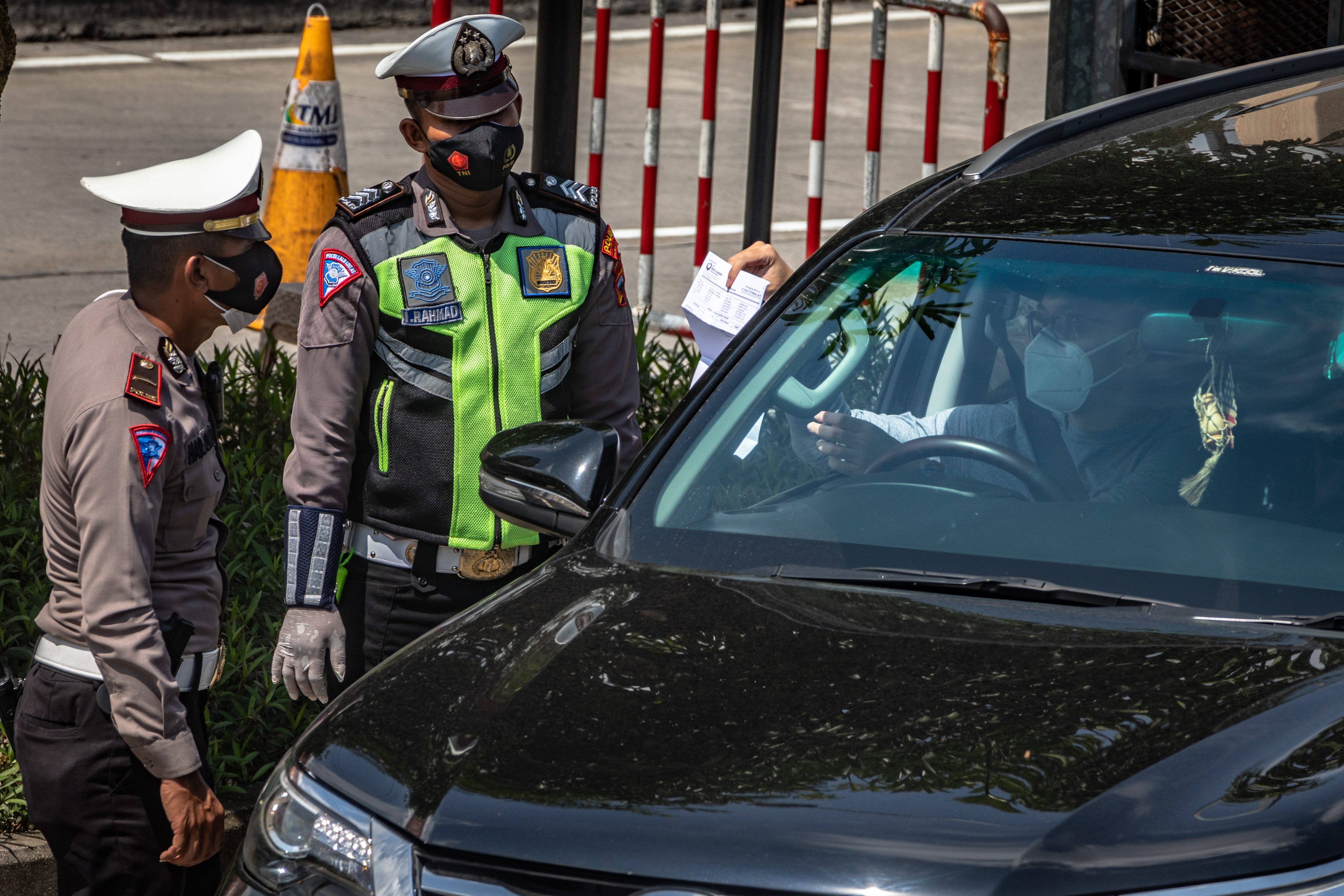 Personel polisi memeriksa surat hasil tes usap cepat (rapid rest) antigen pemudik