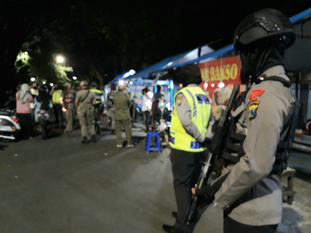 Jam malam di Kota Malang diberlakukan sejak 29 Desember 2020, segala bentuk kerumunan akan dibubarkan, demi mencegah covid-19.