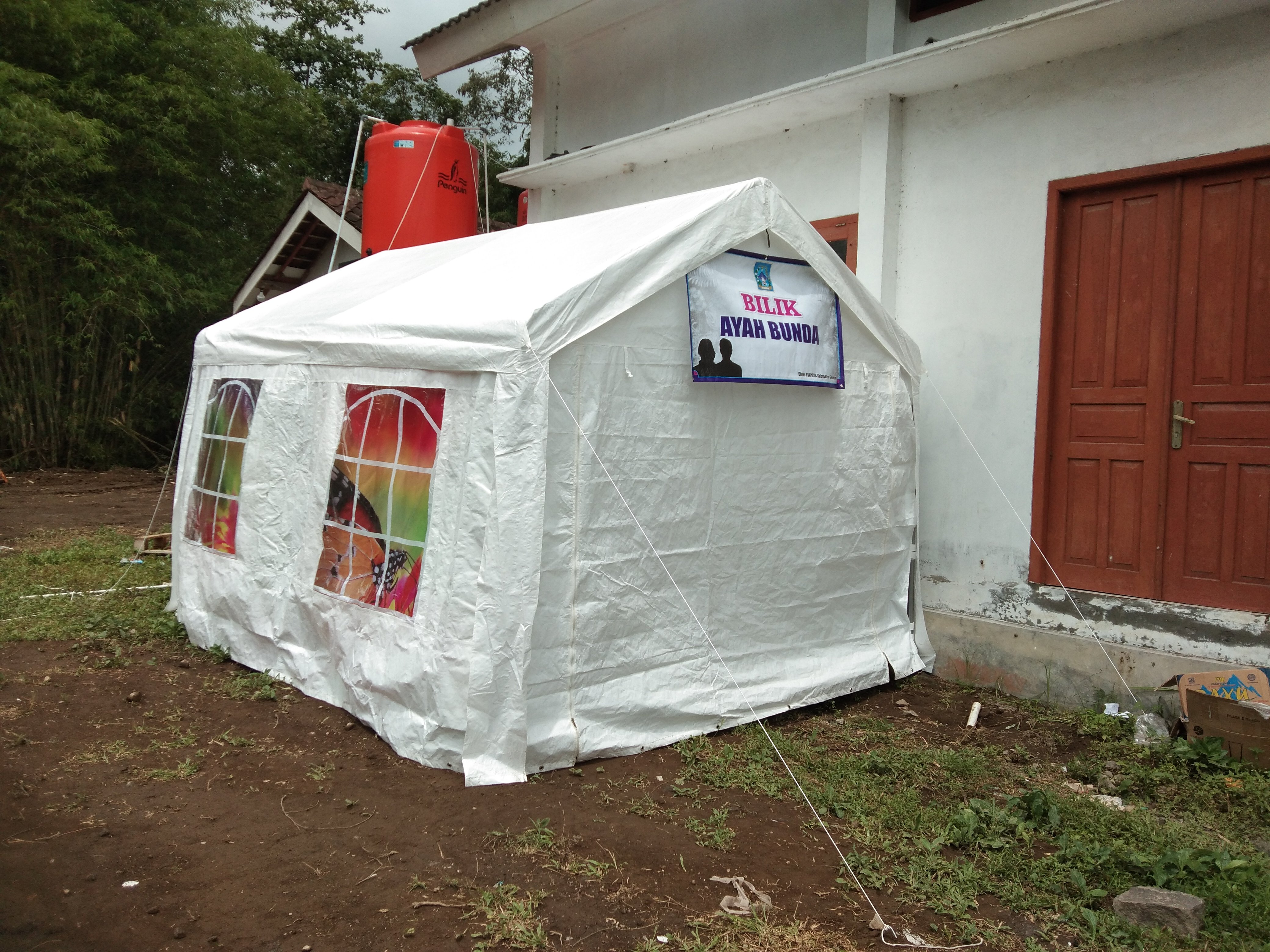 Keberadaan Bilik Ayah Bunda di Barak Pengungsian Dipersoalkan