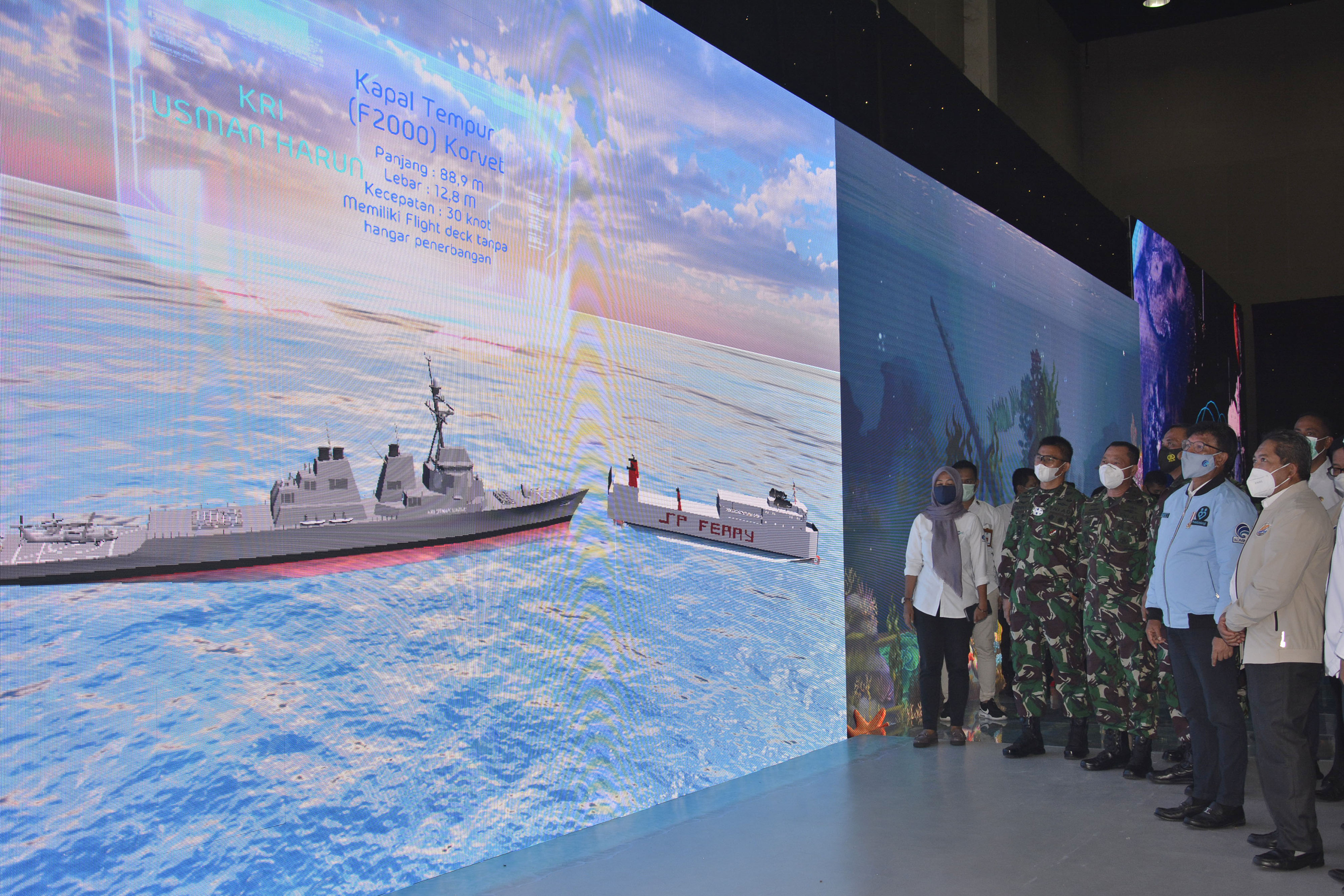 Menteri Komunikasi dan Informatika Johnny G Plate (kedua kanan) menyimak presentasi profil KRI Usman Harun dalam Peringatan Hari Nusantara.