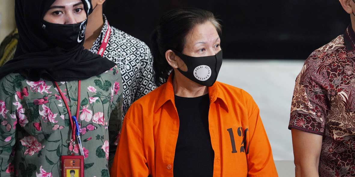 Tersangka Maria Pauline Lumowa (tengah) dihadirkan saat rilis kasus pembobolan kas Bank BNI di gedung Bareskrim Polri, Jakarta.